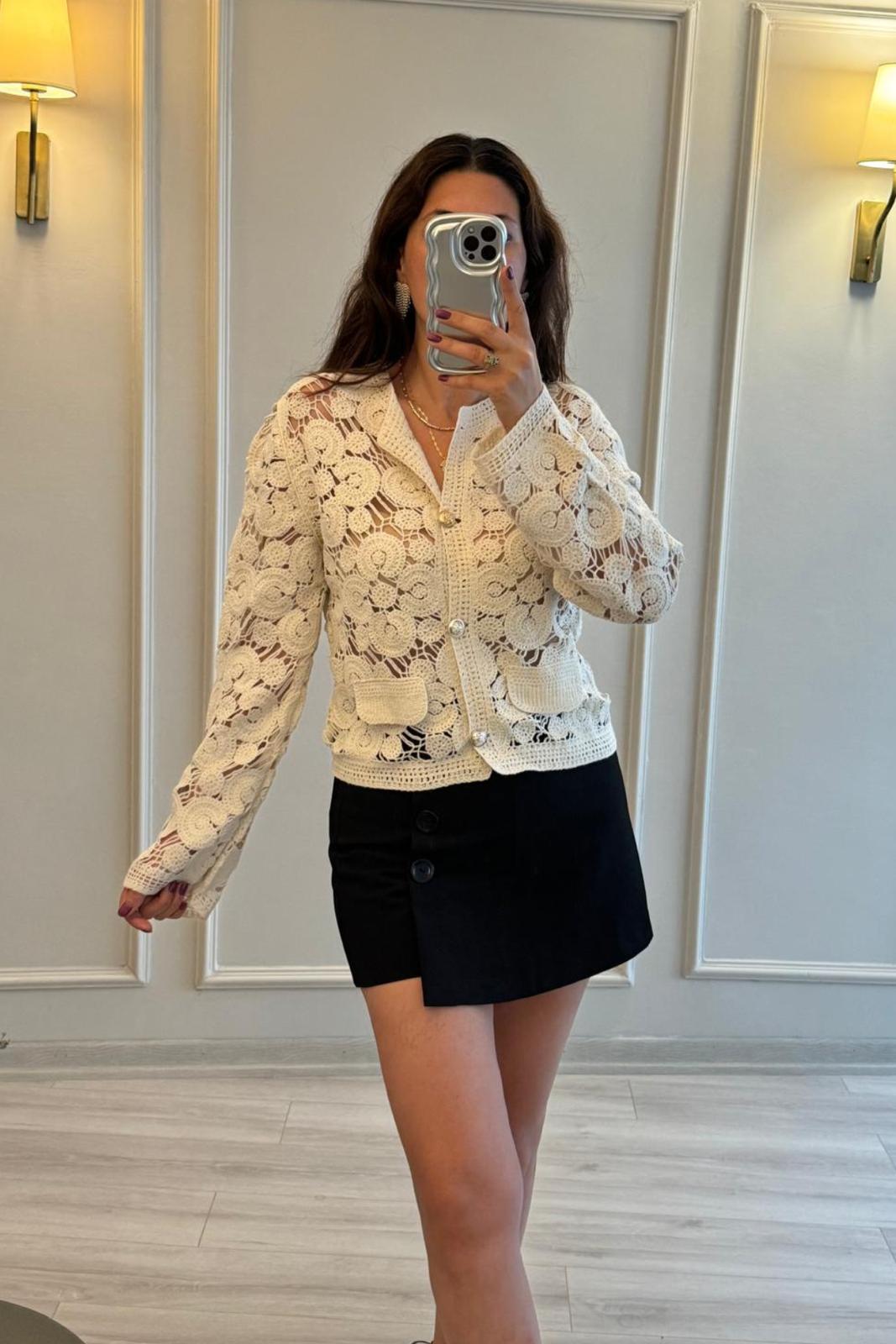 Ön Düğmeli Bej Dantel Hırka