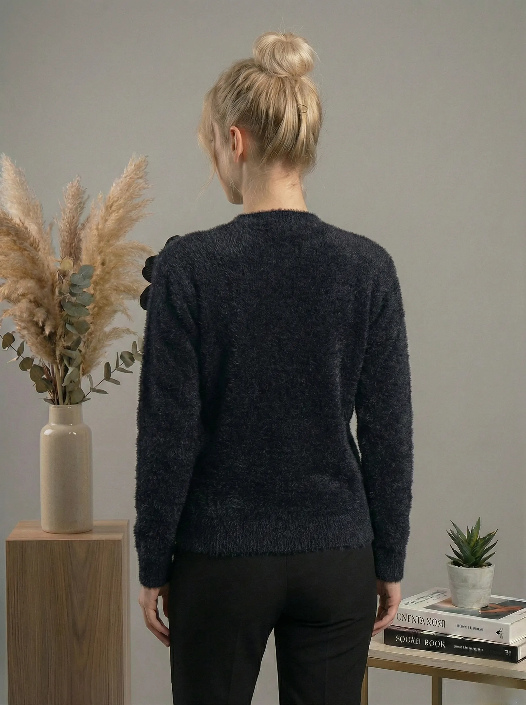 Çiçek Detaylı Düğmeli Sakallı Yumoş Hırka