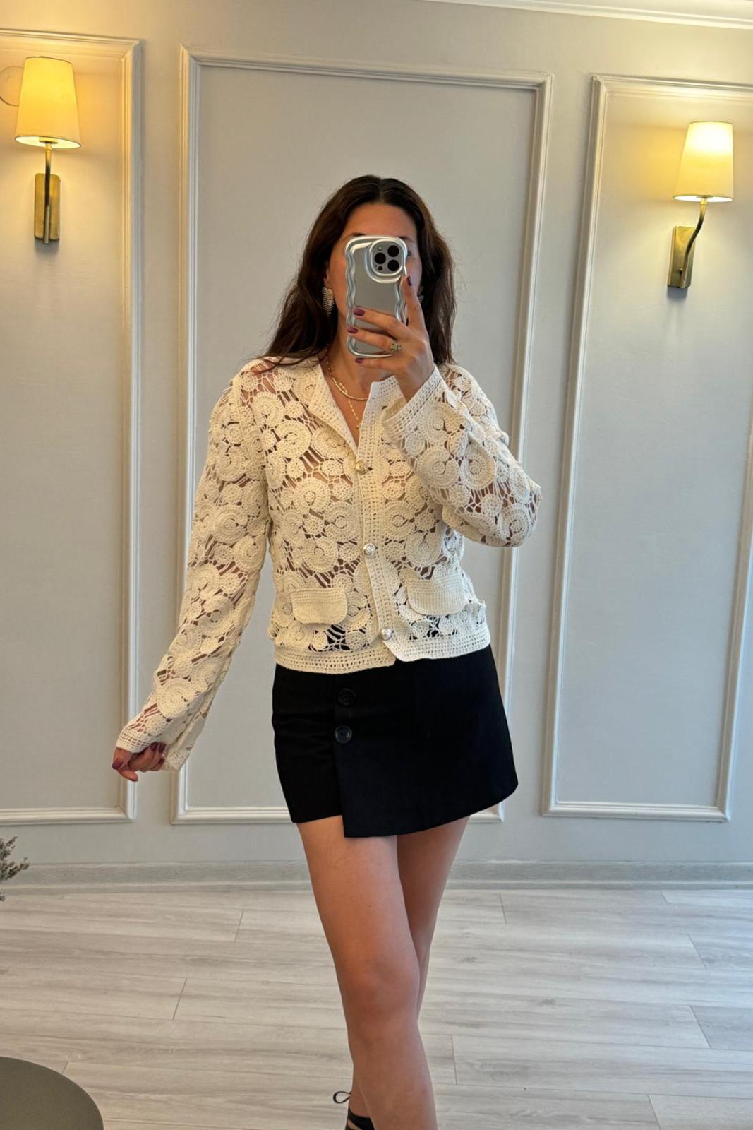 Ön Düğmeli Bej Dantel Hırka