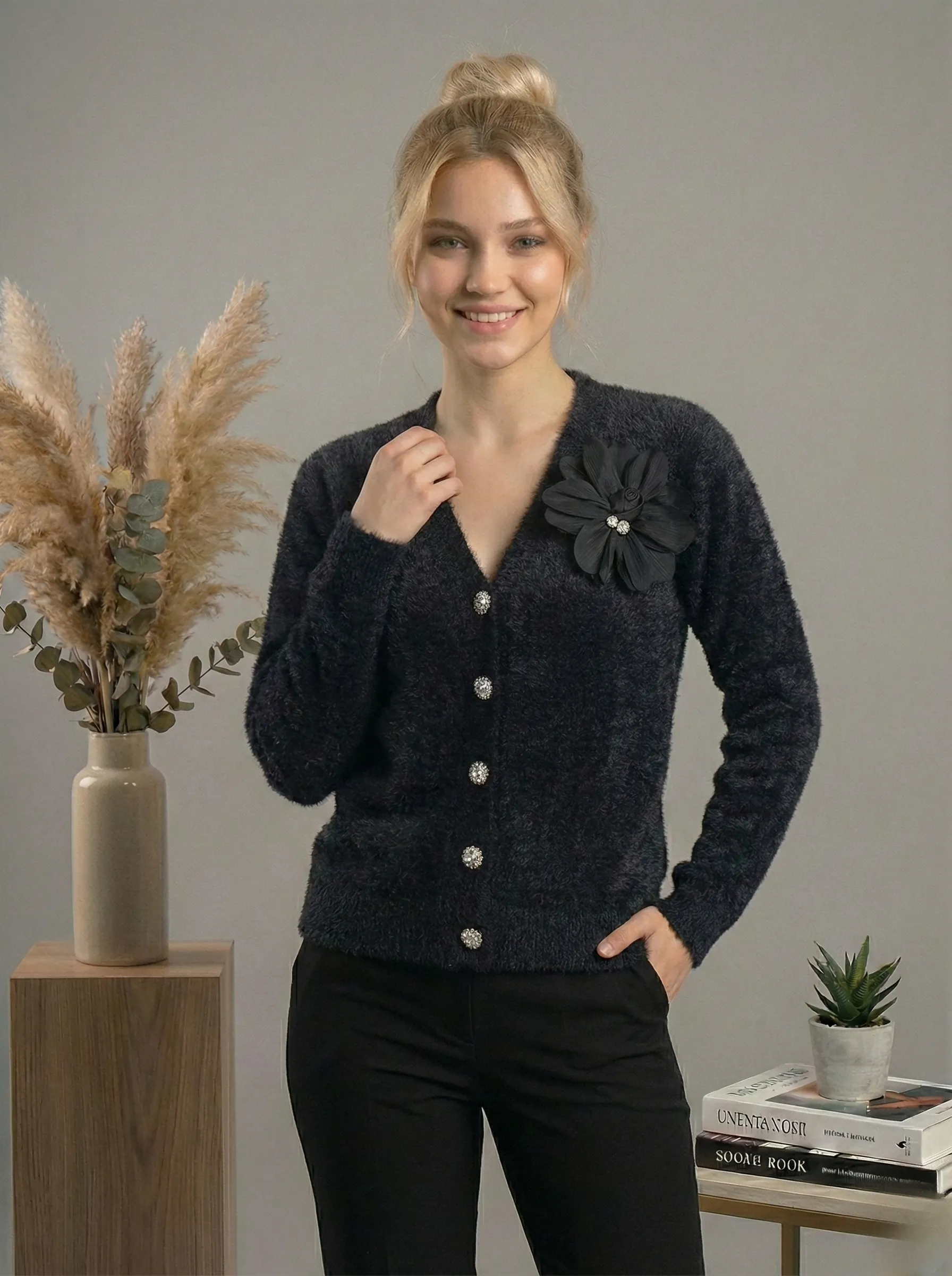 Çiçek Detaylı Düğmeli Sakallı Yumoş Hırka - Siyah