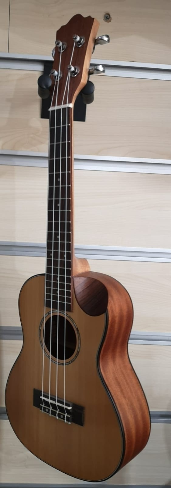 El Yapımı Cutaway Ukulele Concert Model