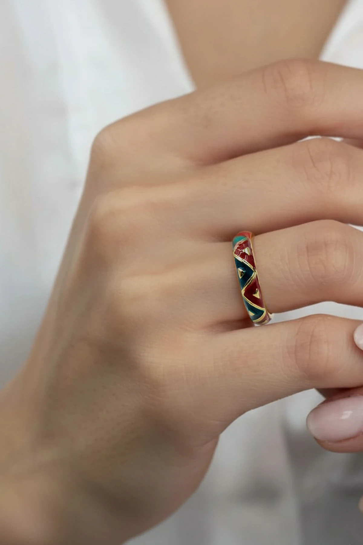 Zikzak Desenli Renkli Mineli Yüzük – Modern ve Canlı Tasarım