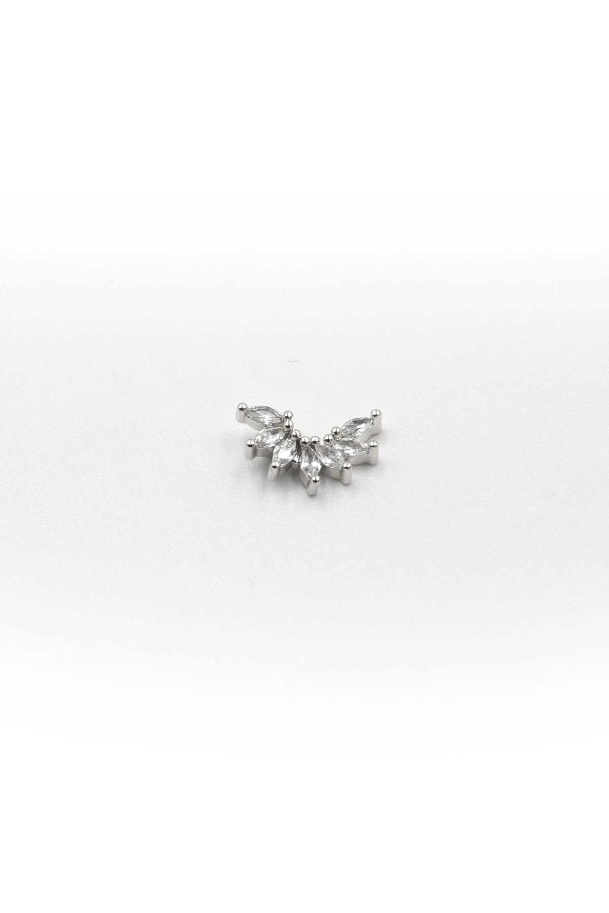 Çoklu Taş Detaylı Gümüş Tragus Piercing – Helix Uyumlu Anti Alerjik