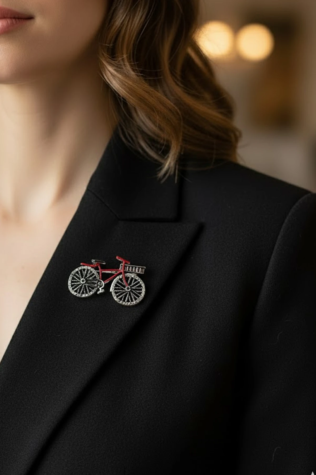Zirkon Taşlı Bisiklet Broş Kırmızı – 3 cm Şık Aksesuar Modeli