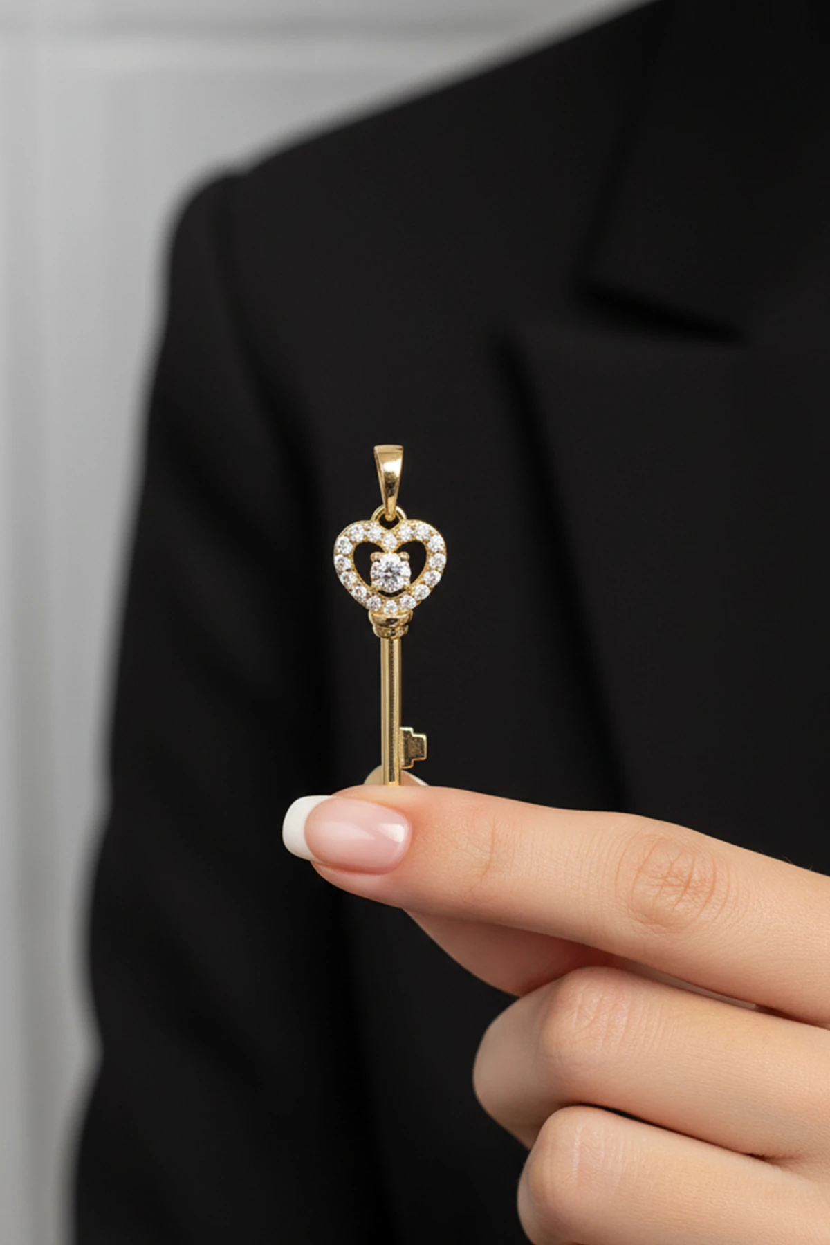 Anahtar Model Zirkon Taşlı Kolye Ucu Gold – 14K Renk, Alerji Karşıtı Xuping