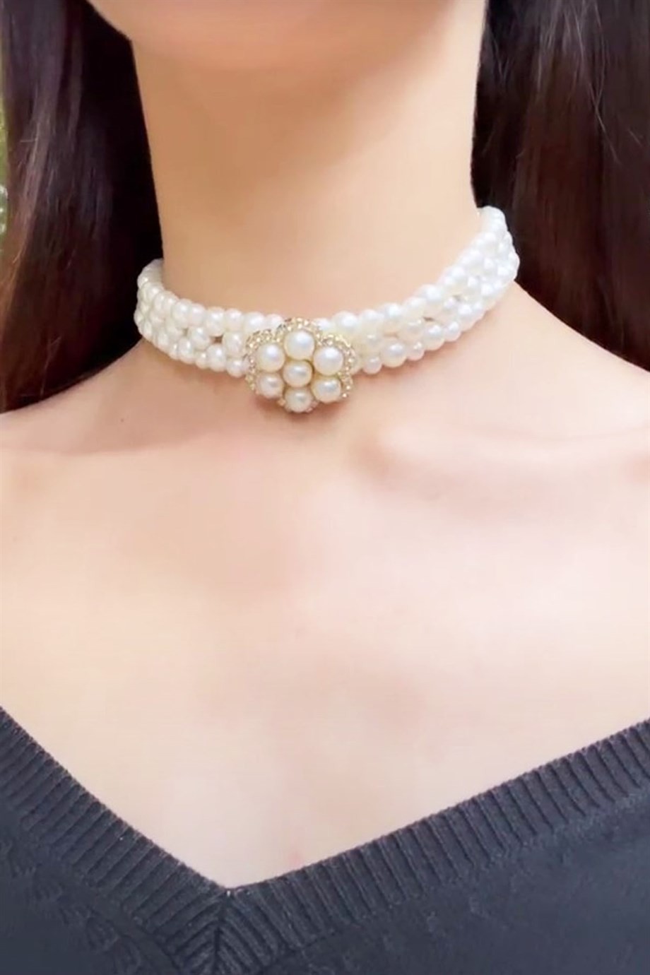 Çiçek Detaylı Beyaz Tasma İnci Kolye