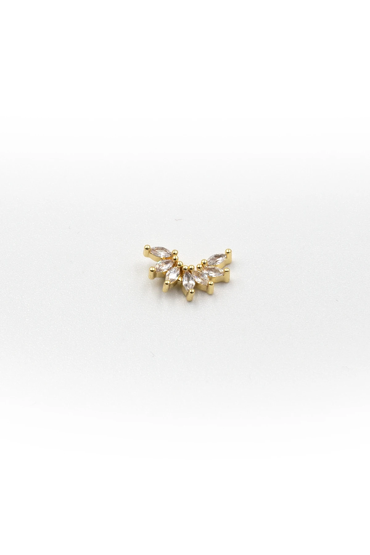 Çoklu Taş Detaylı Gold Tragus Piercing – Helix Uyumlu Anti Alerjik