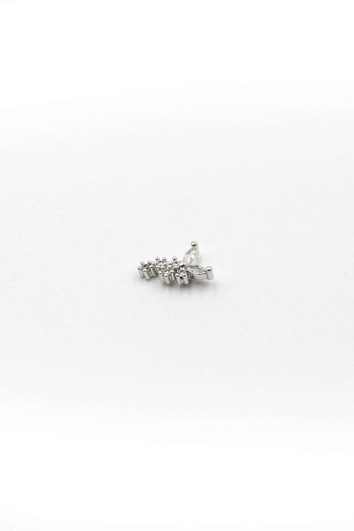 Işıltılı Kelebek Tasarım Tragus Piercing – Gümüş Renk, Anti Alerjik Çelik Bar