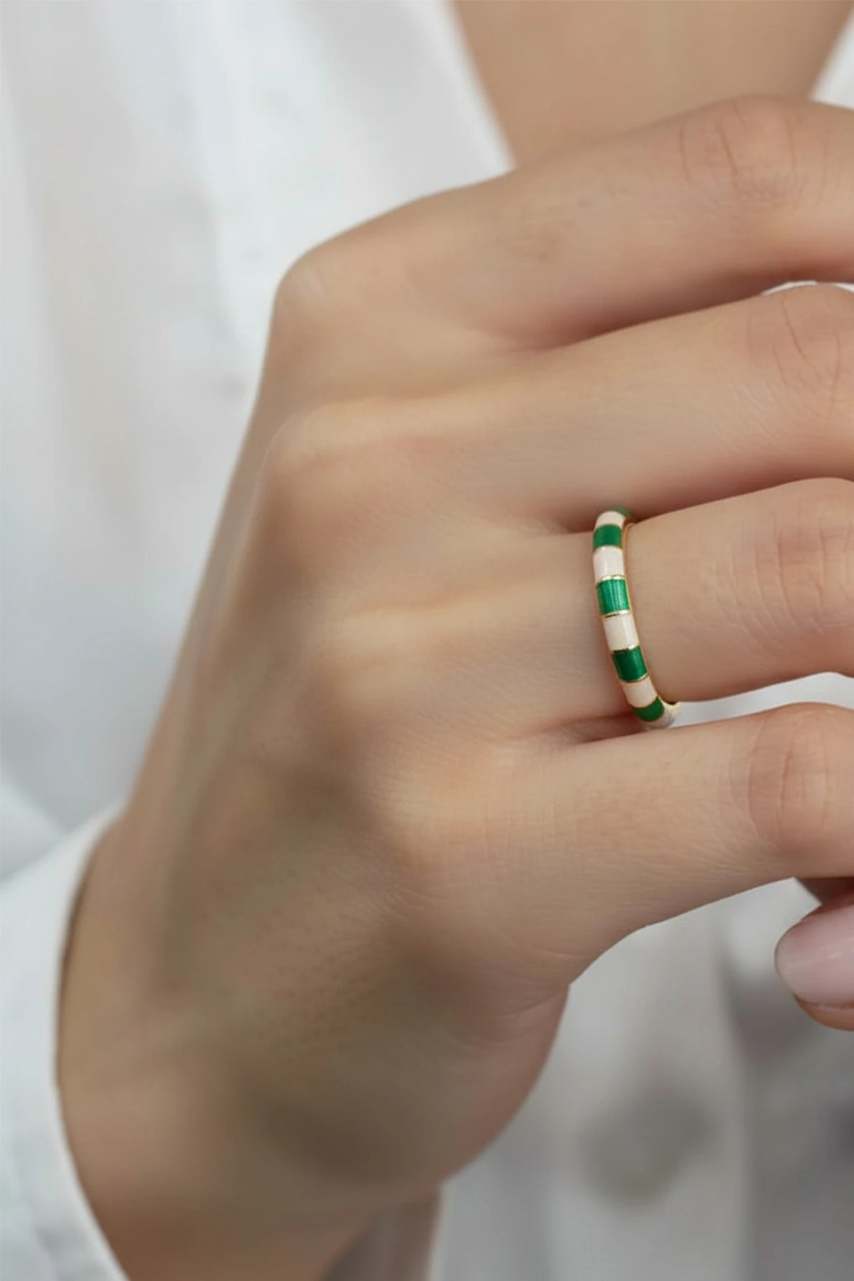 Renkli Mineli Yüzük – Enerjik ve Modern Tasarım