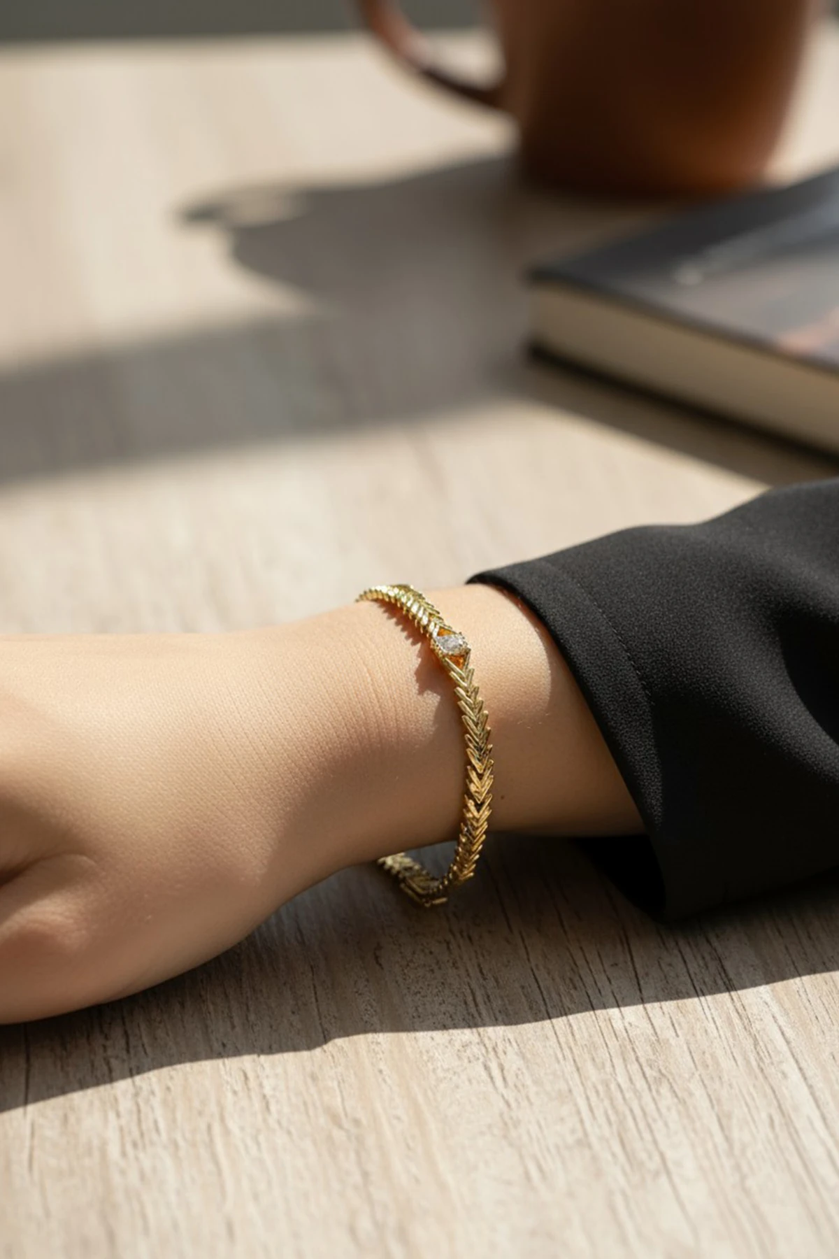 Çavuş Model Taşlı Xuping Kararmaz Bileklik – Gold | Parlak Zirkon Detaylı, Şık ve Dayanıklı Tasarım