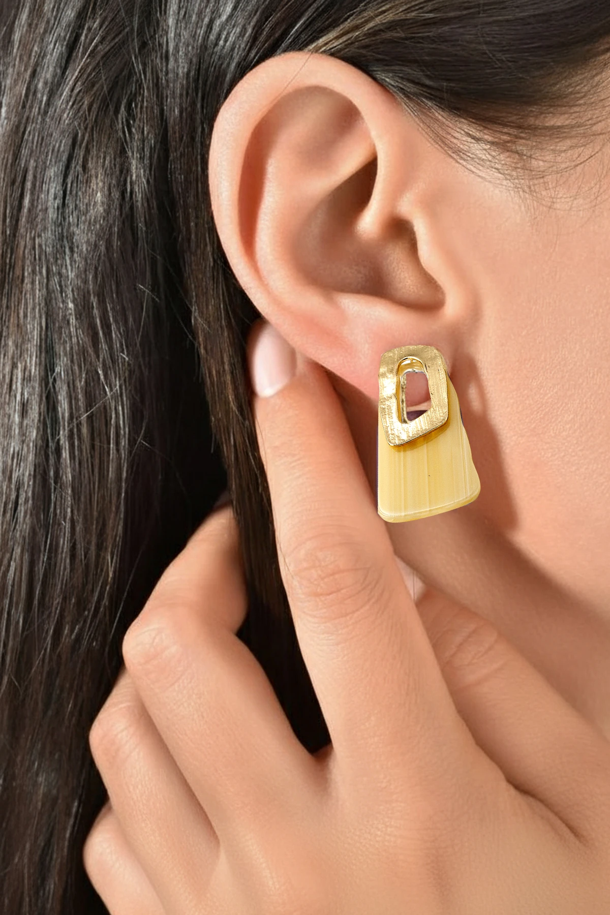 Bej Geometrik Form Gold Küpe - Modern Zarif Tasarım