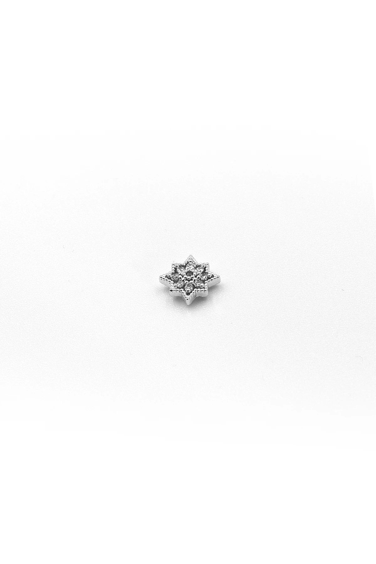 Yeşil Taşlı Yıldız Tragus & Helix Piercing – Gümüş Parlak Detaylı, Anti Alerjik, Kararma Yapmaz