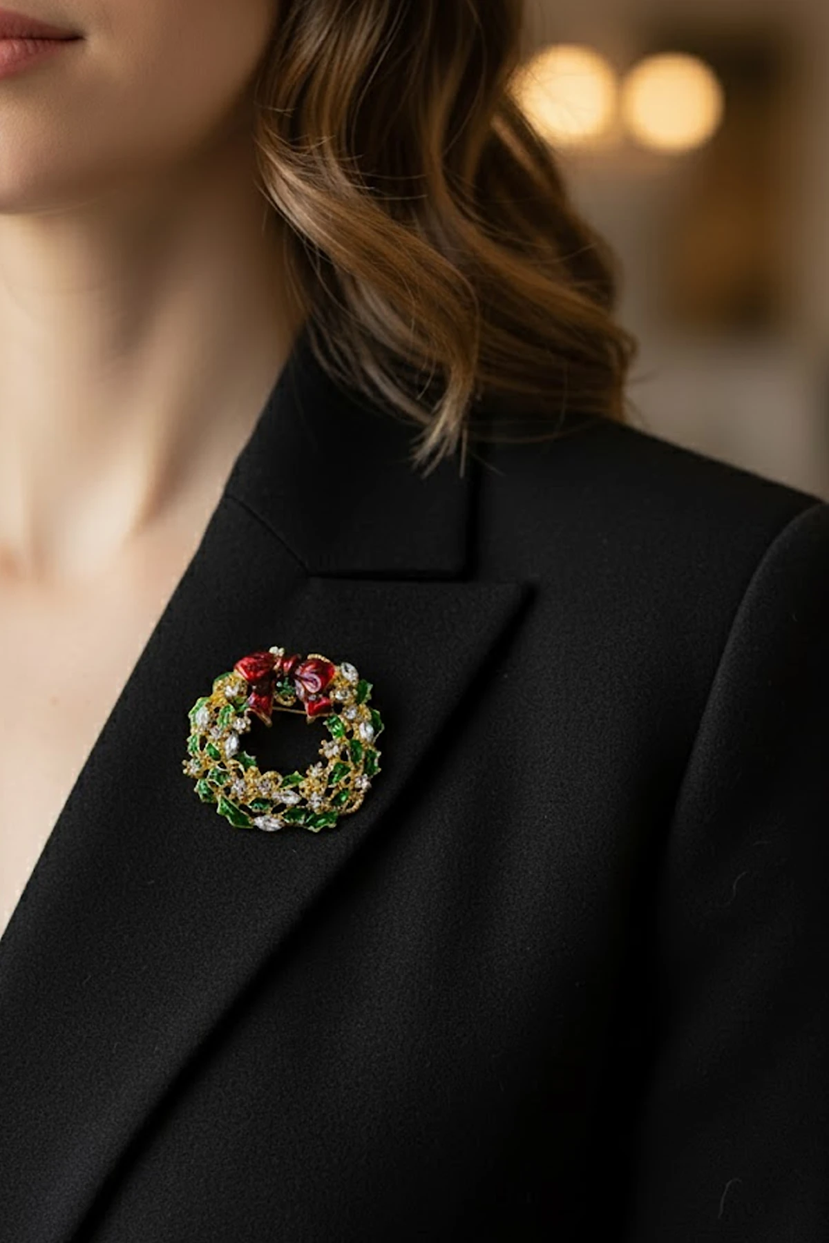 Zirkon Taşlı Yılbaşı Süsü Broş – Işıltılı Gold Metal Detaylı Şık Aksesuar