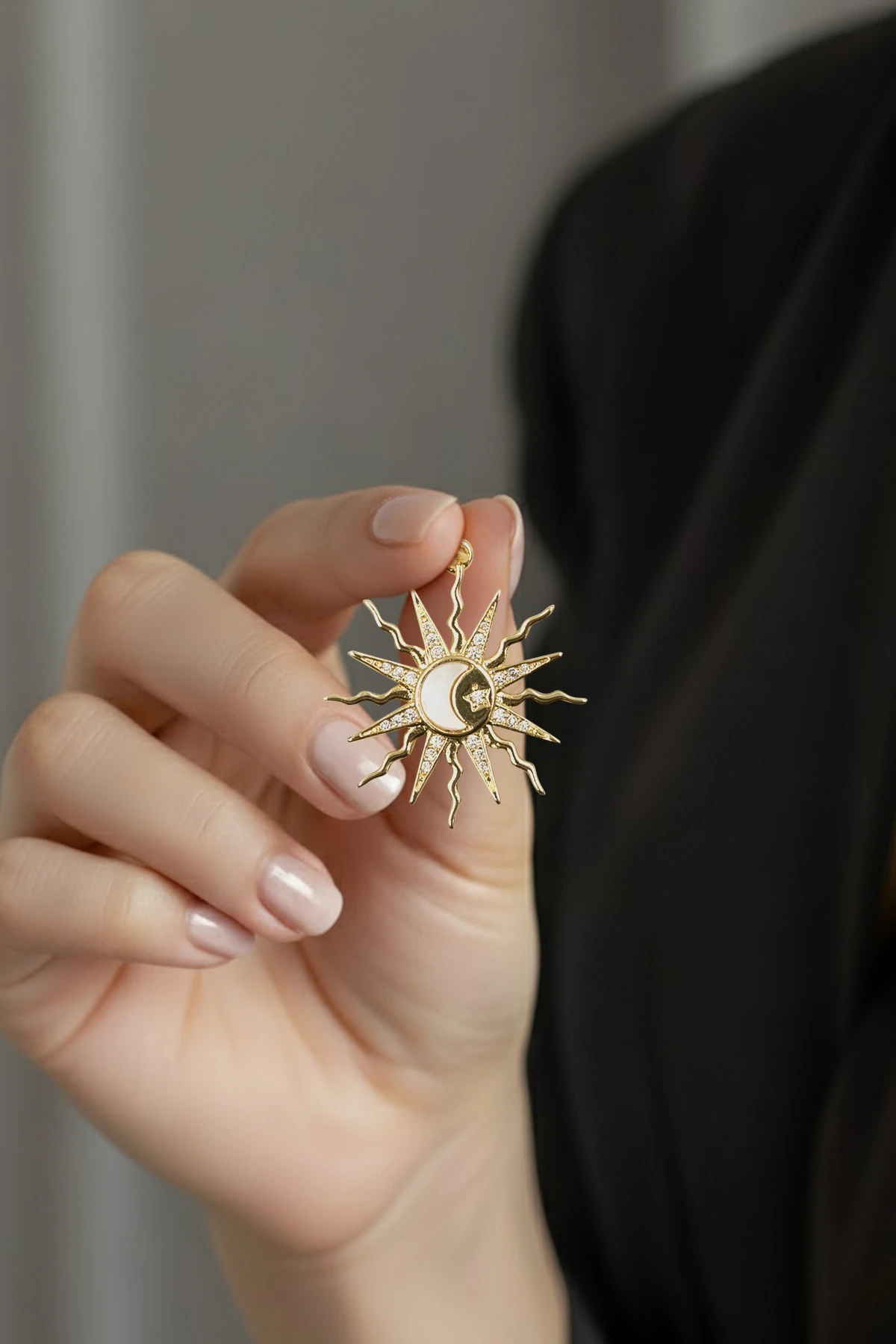 Taşlı Güneş Model Kolye Ucu Gold – 14K Renk, Zirkon Mıhlama, 2.5 cm