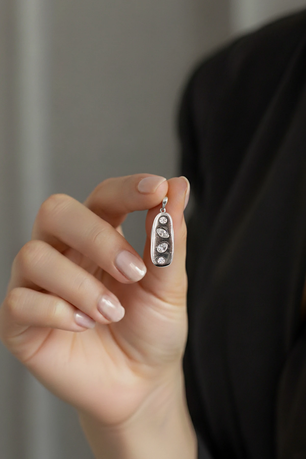 Zirkon Taş İşlemeli Kolye Ucu Gümüş – 2.8 cm, Mıhlama İşçilik