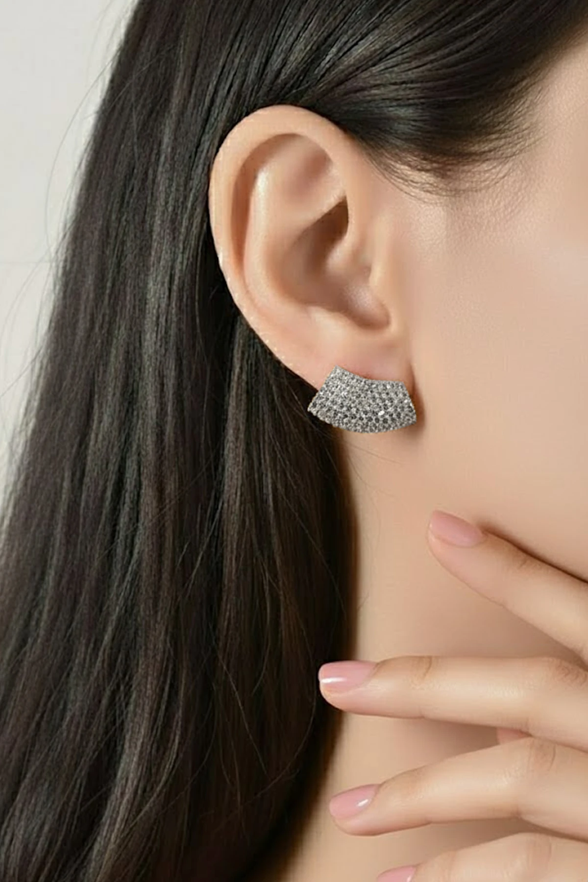 Zirkon Taşlı Gümüş Küpe – Anti Alerjik, Işıltılı Vidalı Tasarım