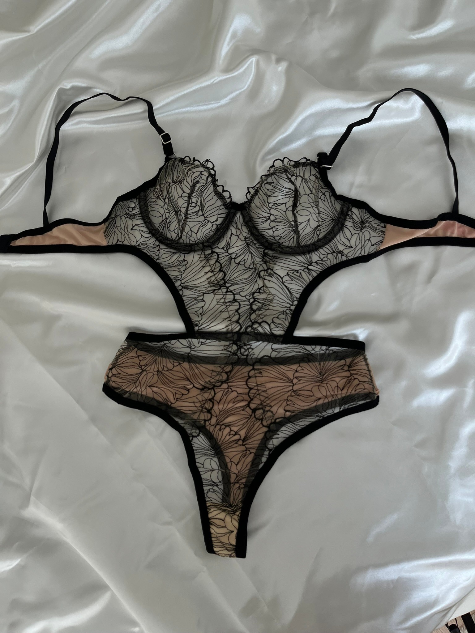 Esmeralda - Siyah İşlemeli Nude Bodysuit