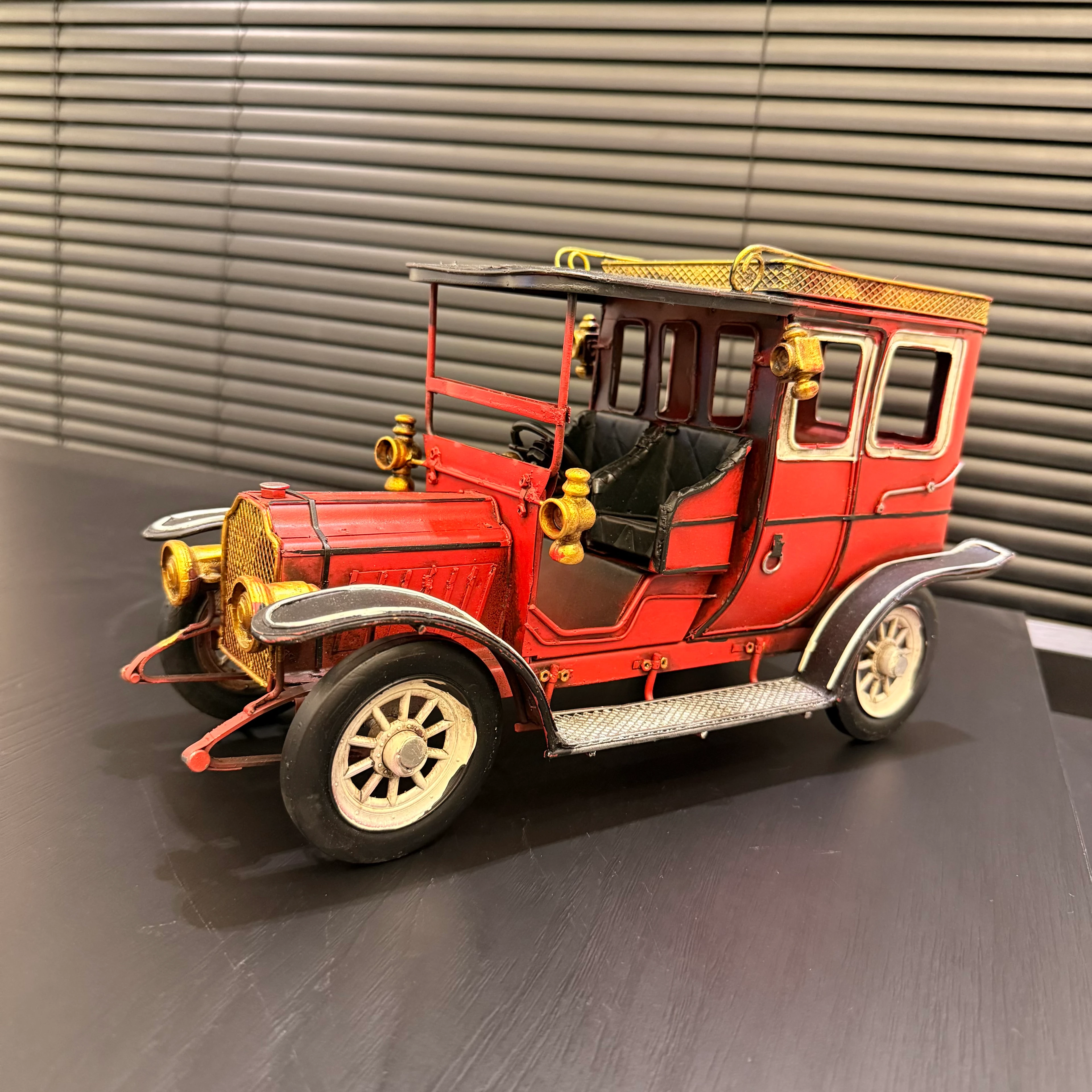 Büyük Boy Metal Araba