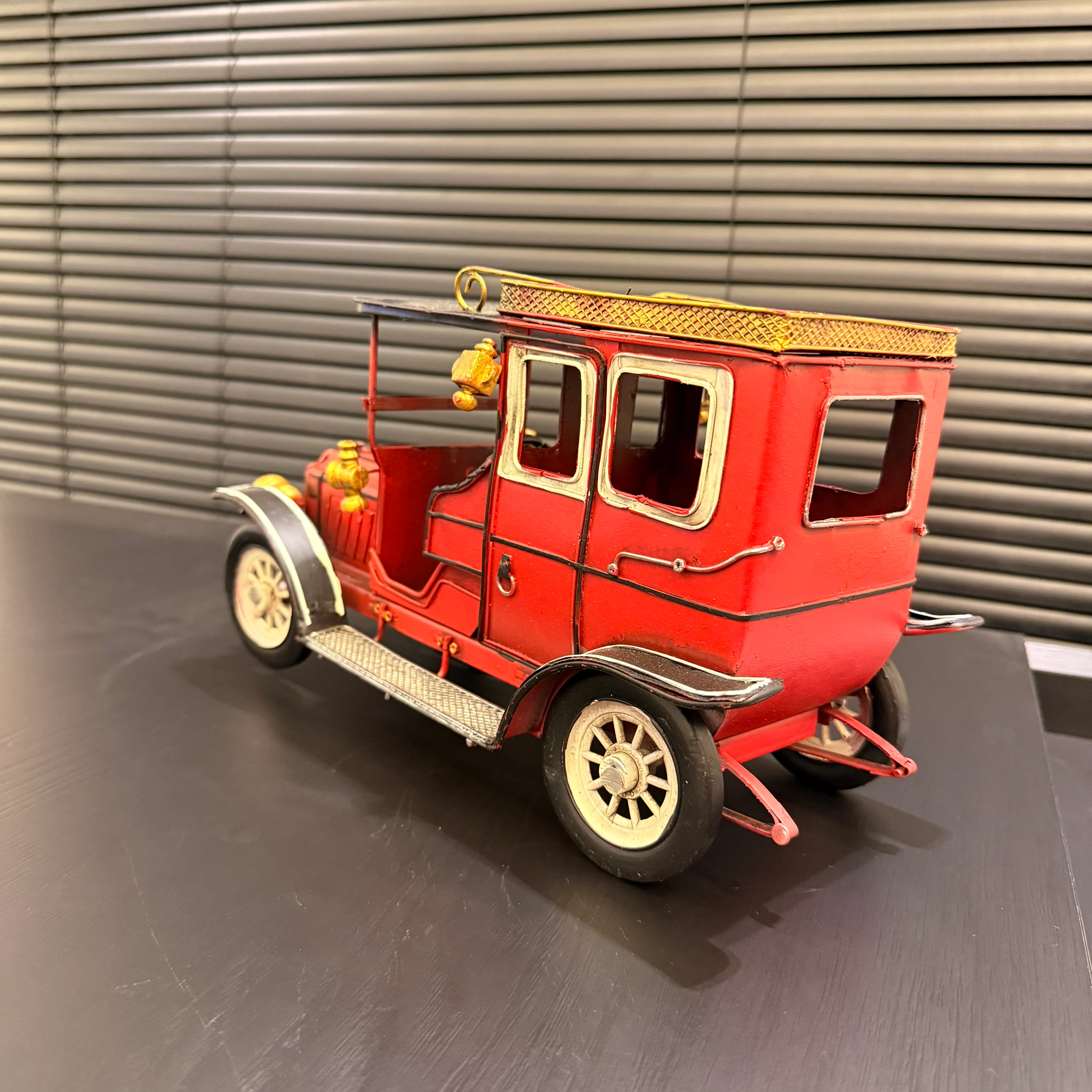 Büyük Boy Metal Araba