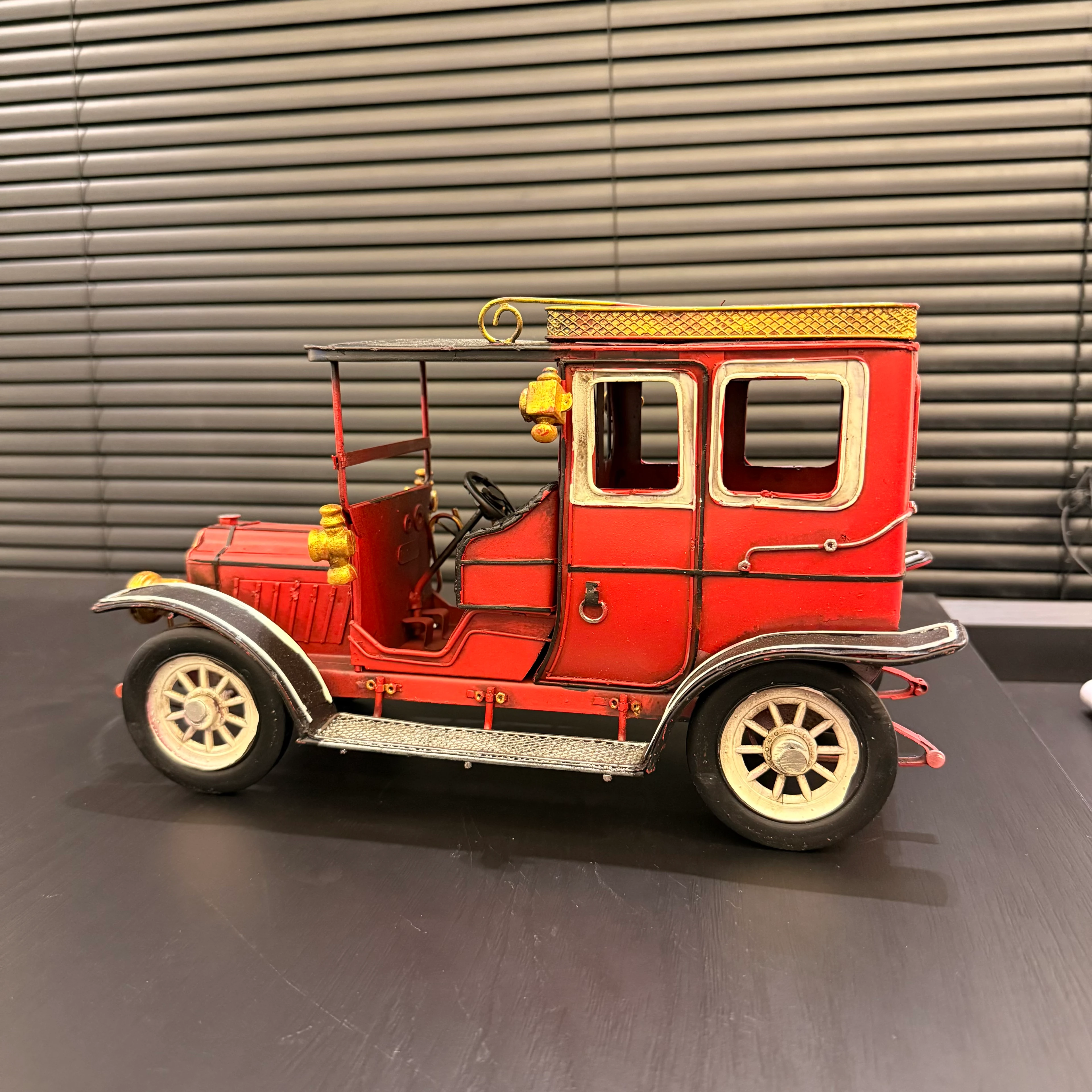 Büyük Boy Metal Araba