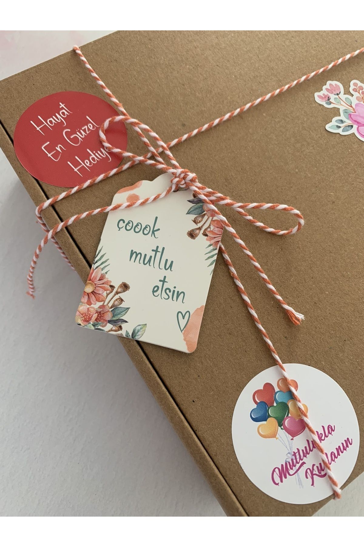 Premium Çok Mutlu Etsin - Çiçekli Kalın Delikli Kart 700 Gr. 25 Adet