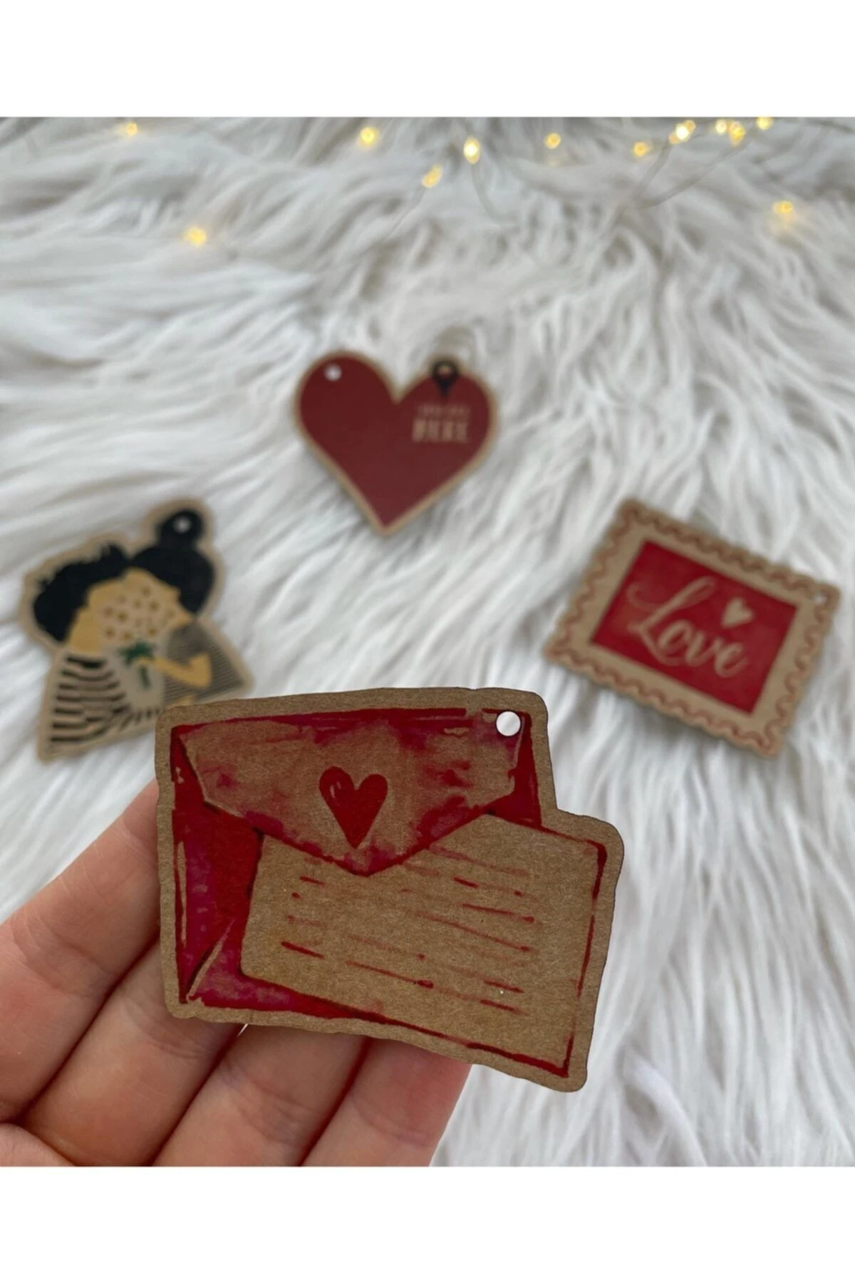 Sevgililer Günü Temalı 4 Farklı Model Şeklinde Delikli Kraft Etiket - 25 Adet
