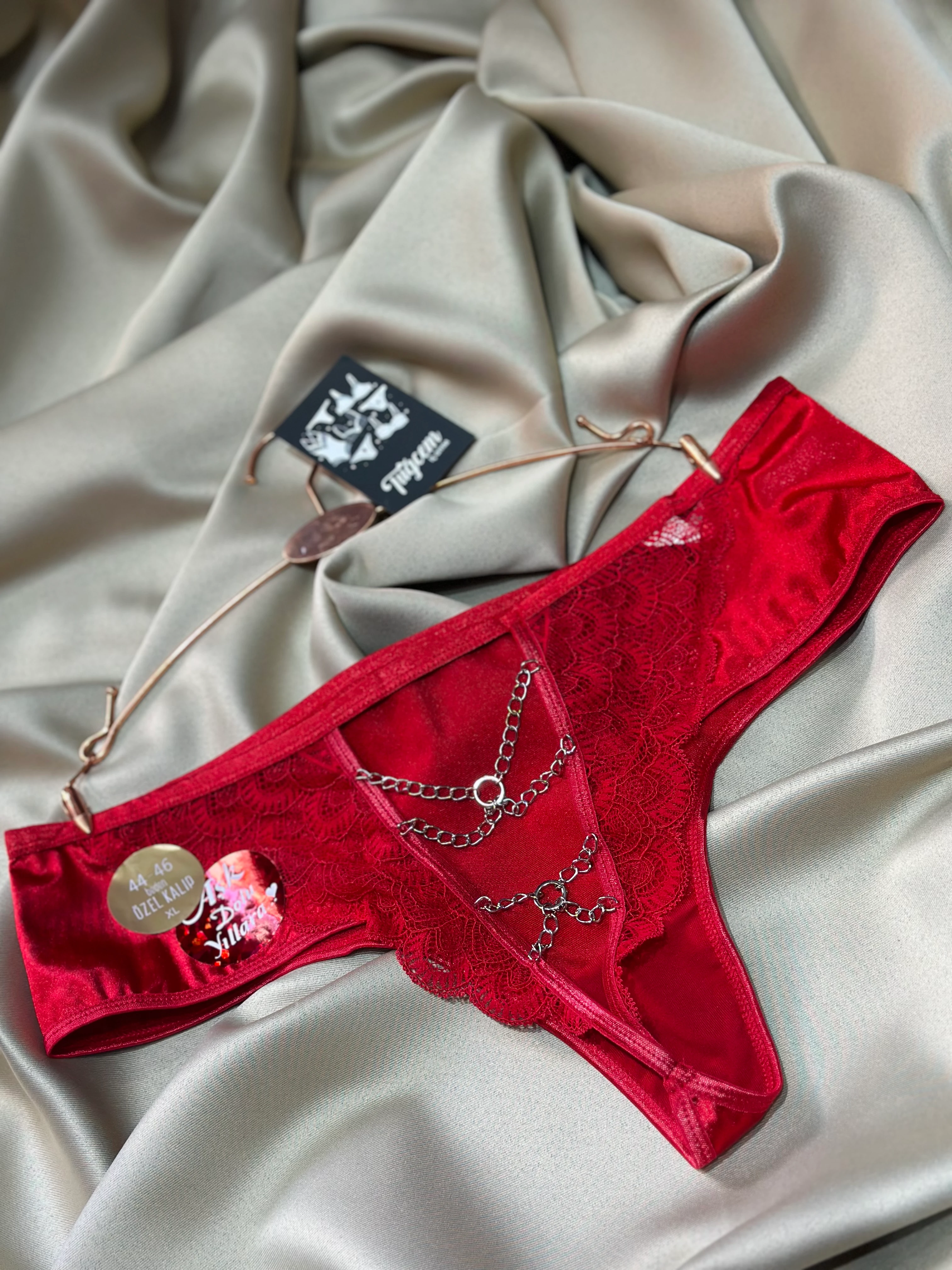 Zincir Detaylı Kırmızı Dantel Tanga – Özel Kalıp