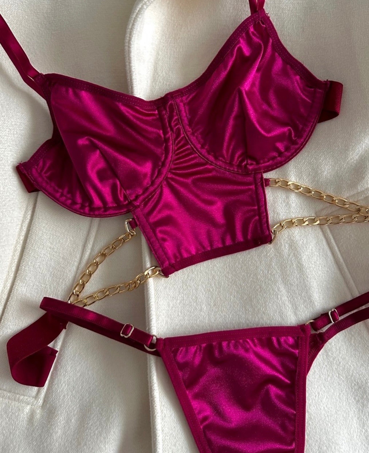 Cherry Luxe – Vişne Saten Zincir Detaylı Büstiyer Takım