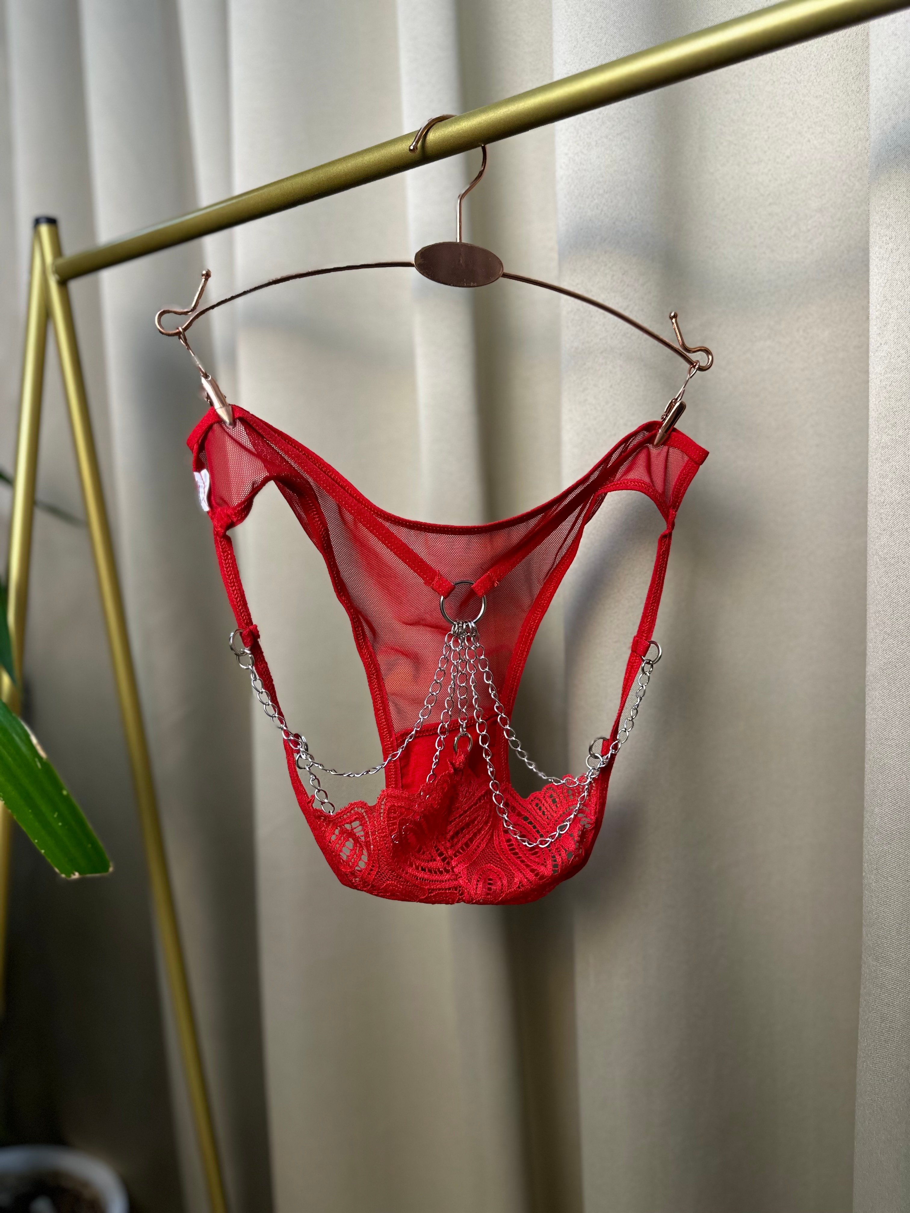 Zincir Detaylı Kırmızı Model