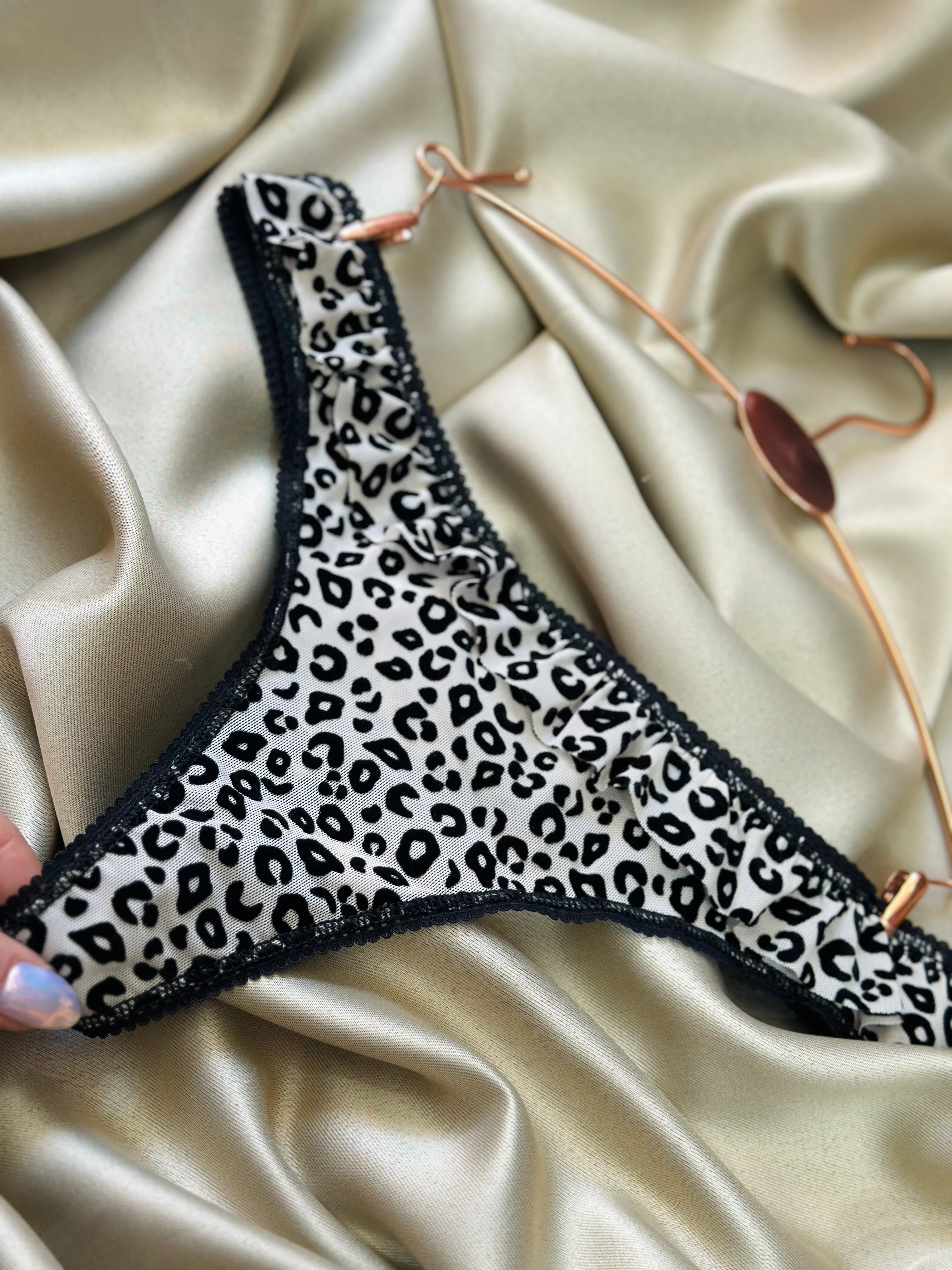 Velvet Wild – Leopar Kadife Dokulu String