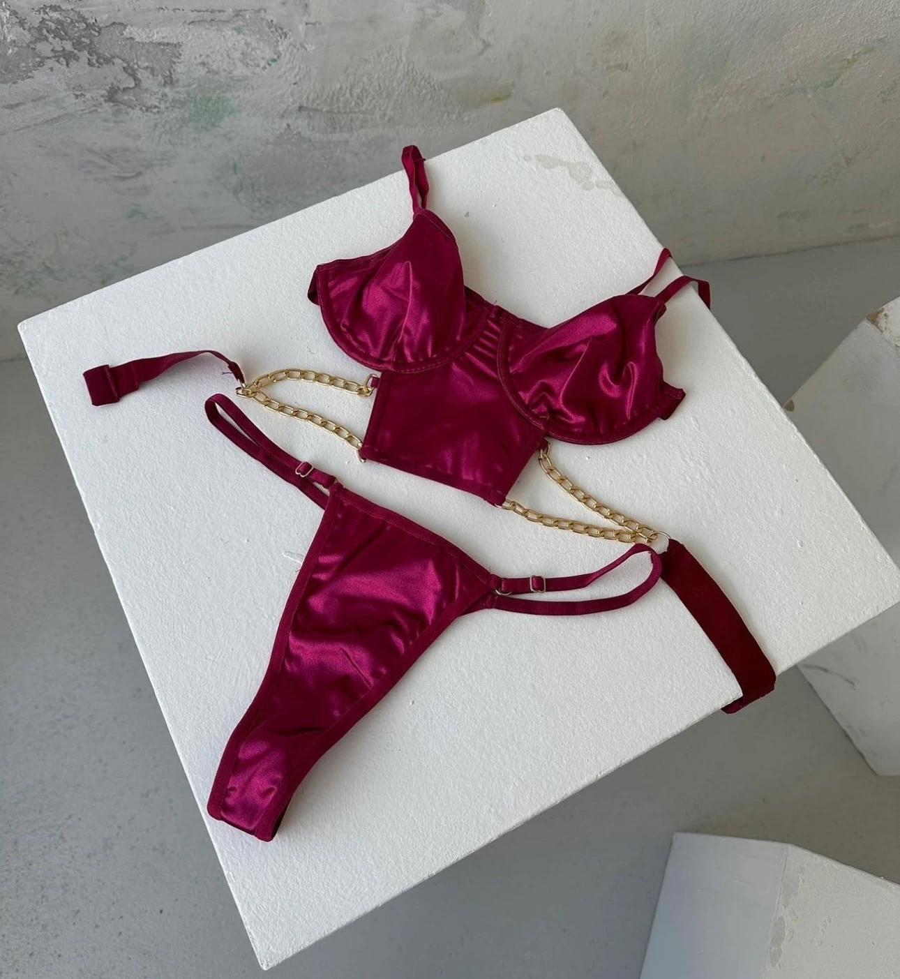 Cherry Luxe – Vişne Saten Zincir Detaylı Büstiyer Takım