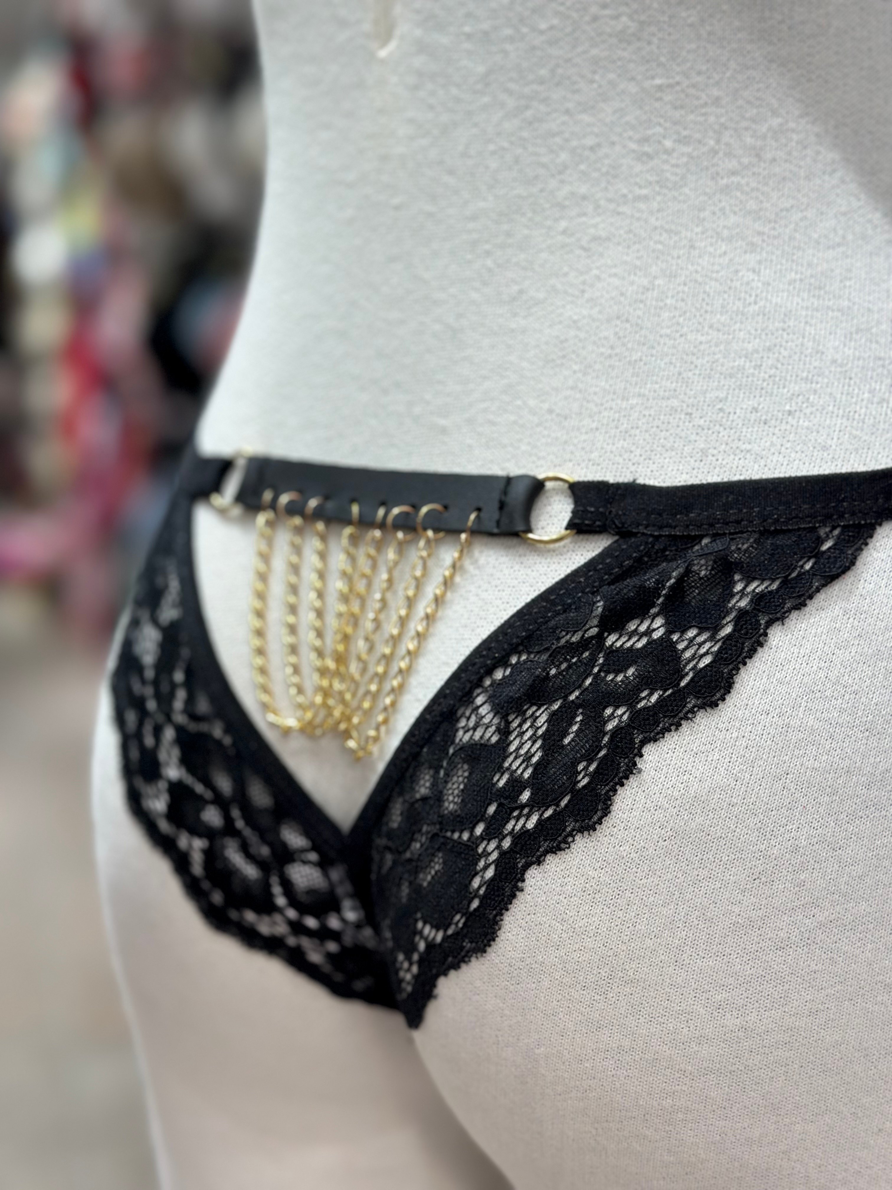Golden Backlash – Zincir Detaylı Dantel Tanga