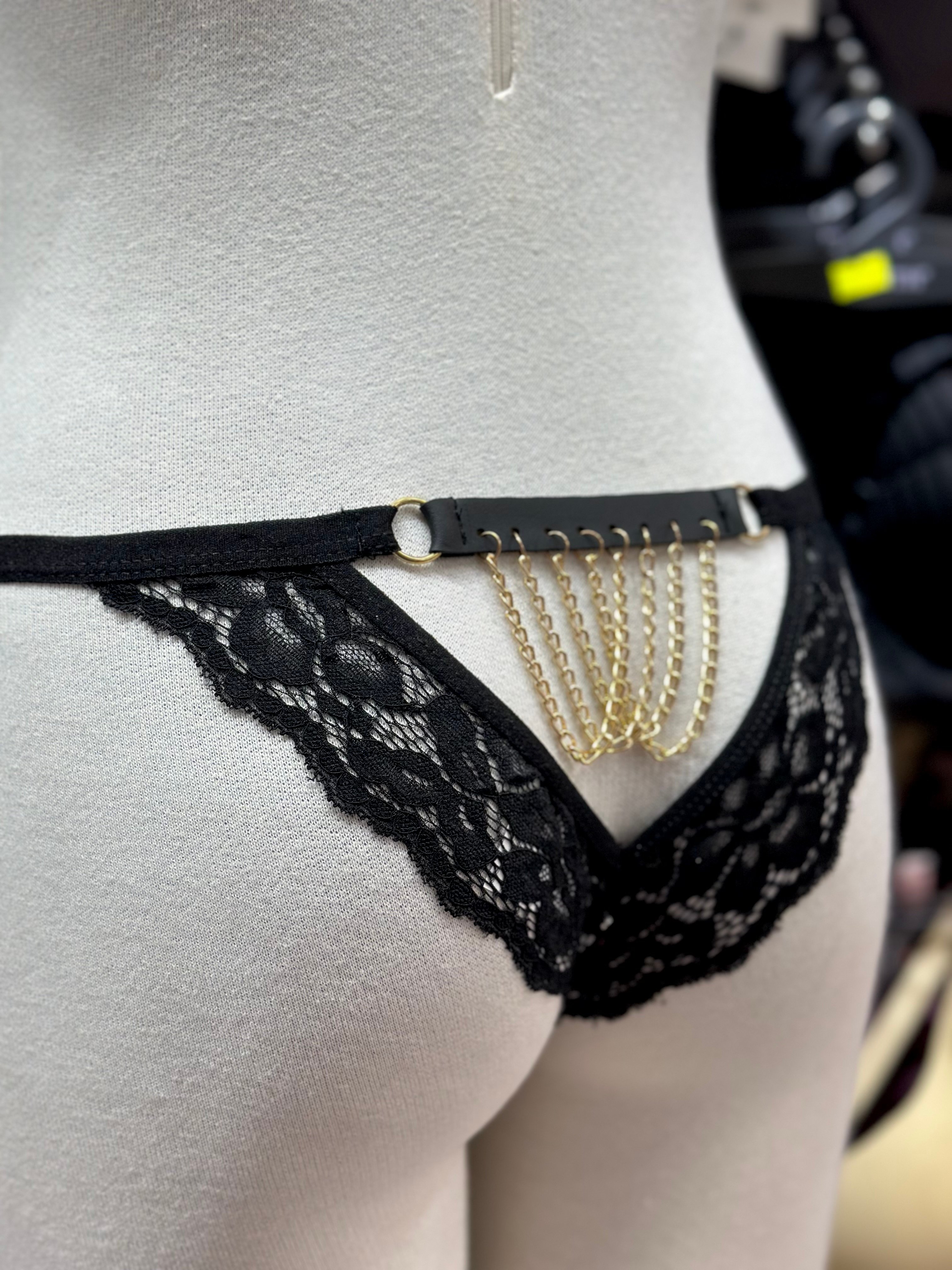 Golden Backlash – Zincir Detaylı Dantel Tanga
