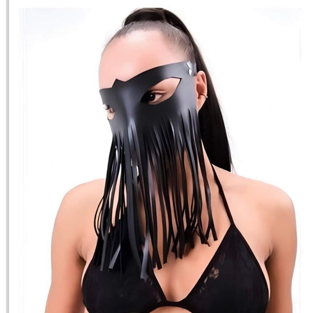 Sessiz Hakimiyet – Siyah Püsküllü Deri Maske