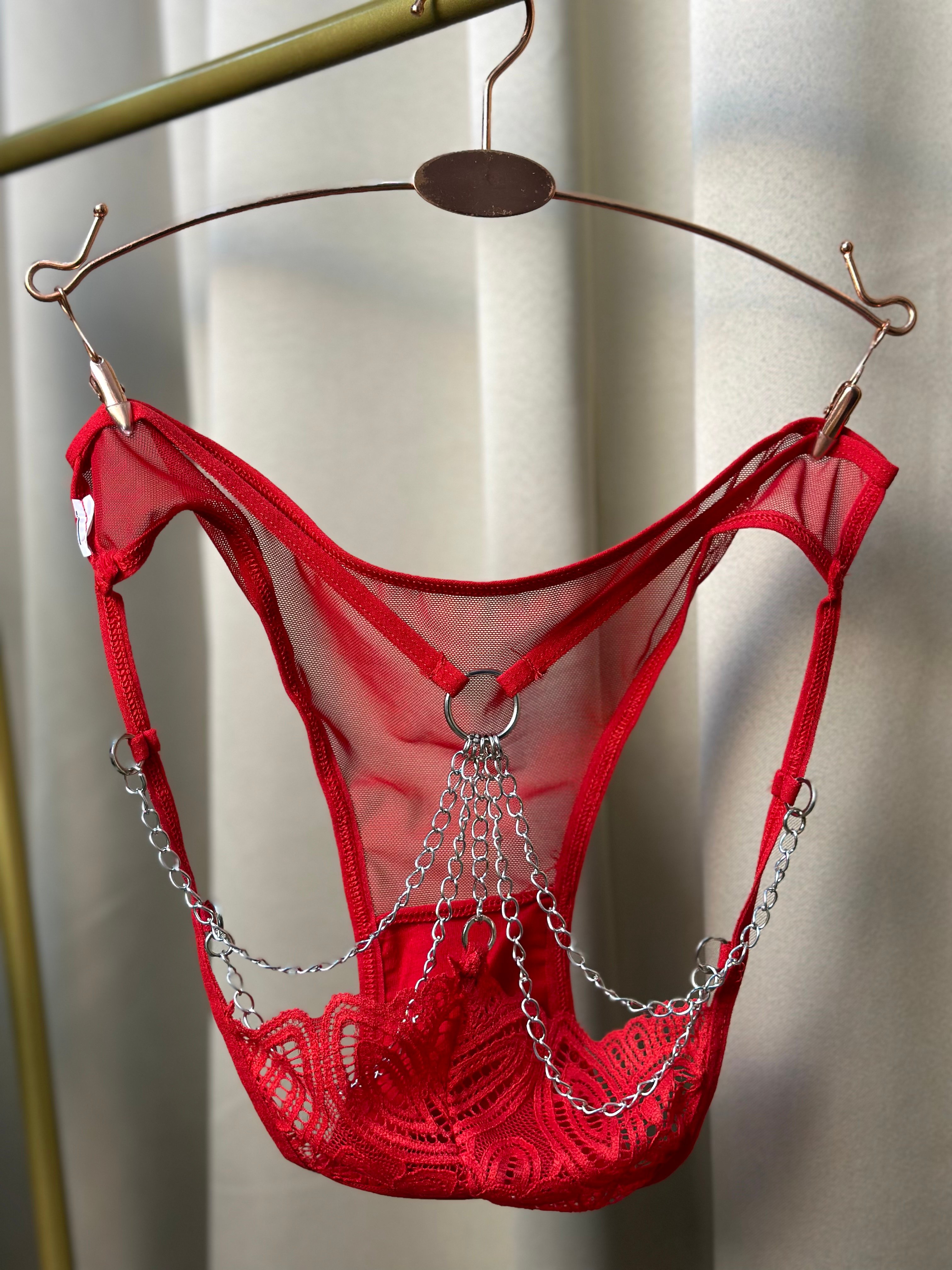 Zincir Detaylı Kırmızı Model