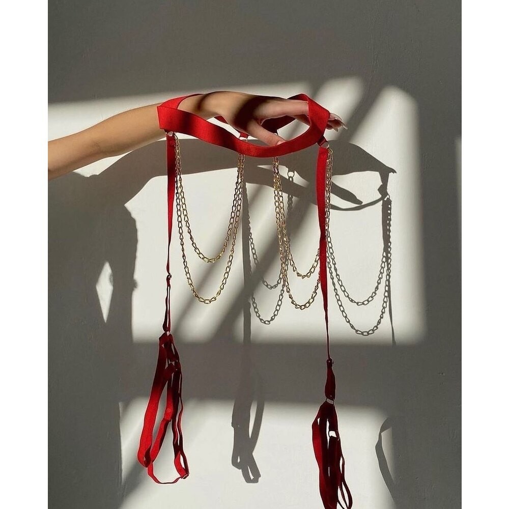 Scarlet Bond – Gold Zincir Detaylı Kırmızı Harness