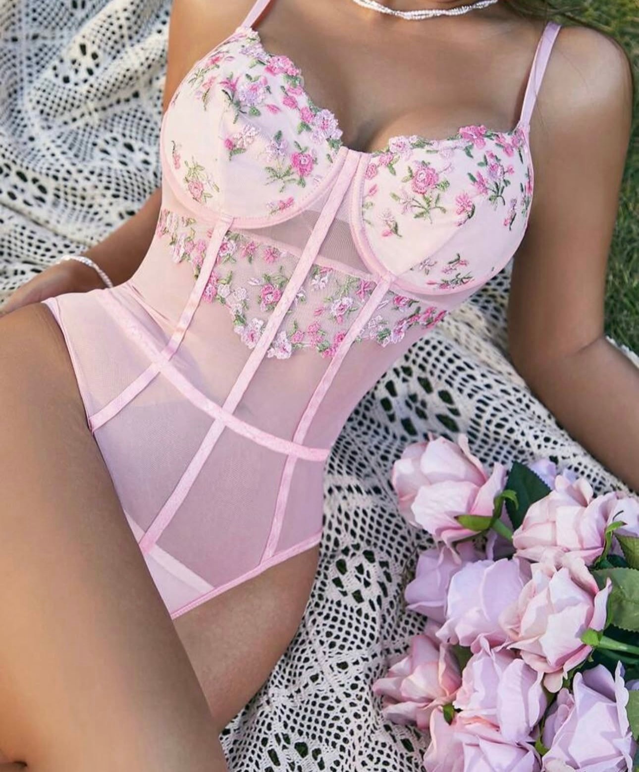 Rose Whispers – Nakış Detaylı Bodysuit