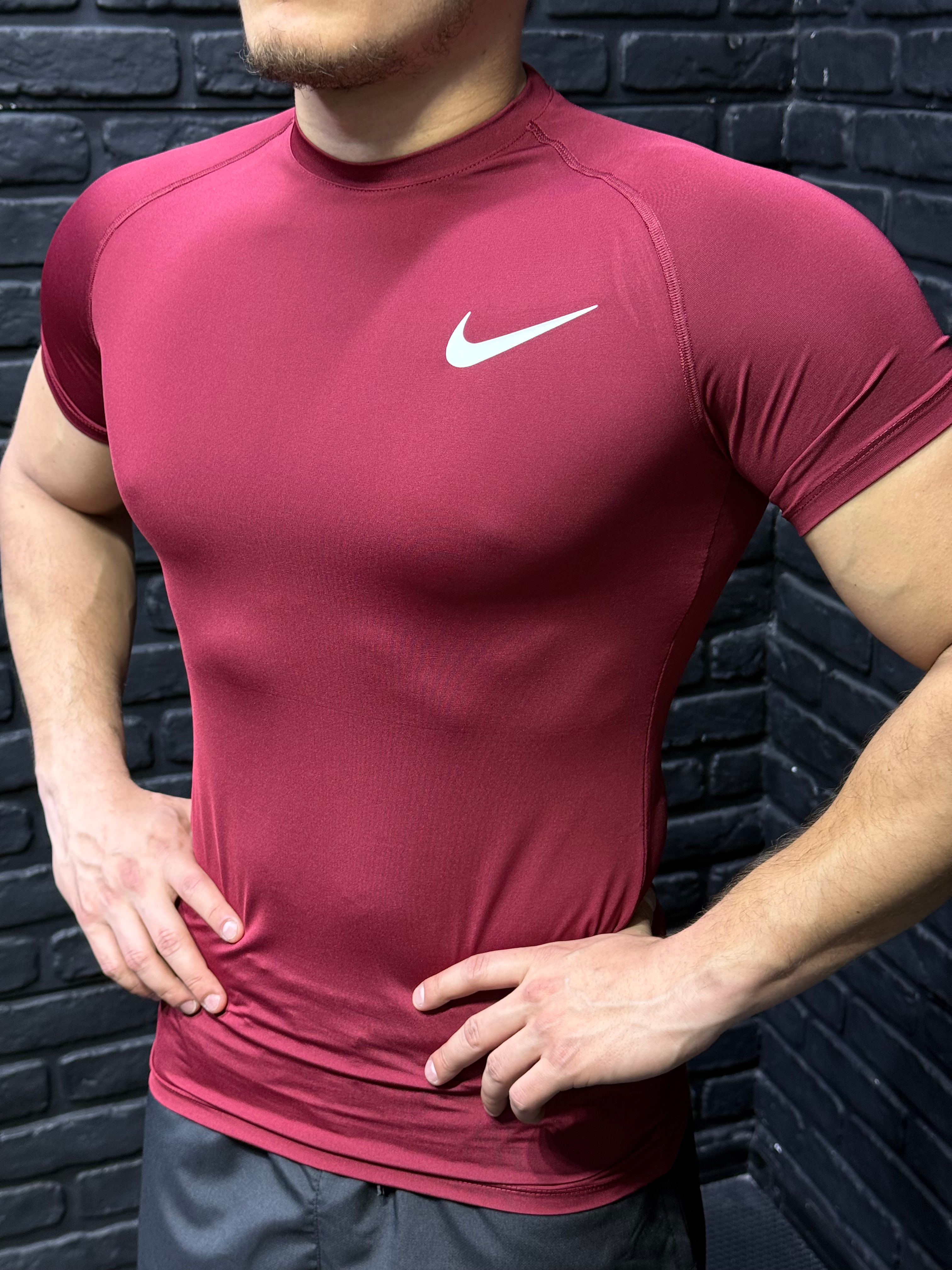 Nike Küçük Logolu Compression T-Shirt - Bordo