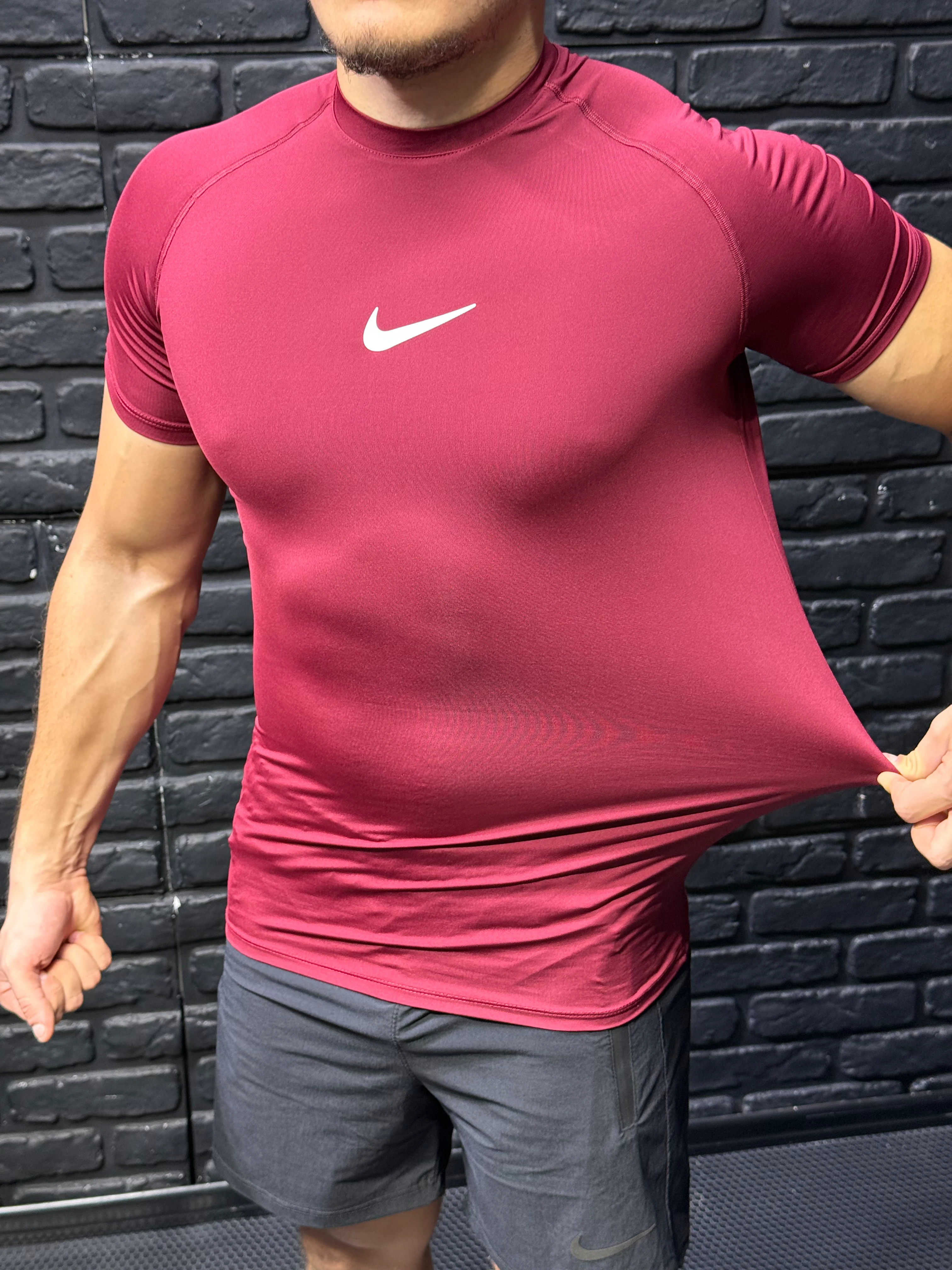 Nike Küçük Logolu Compression T-Shirt - Bordo