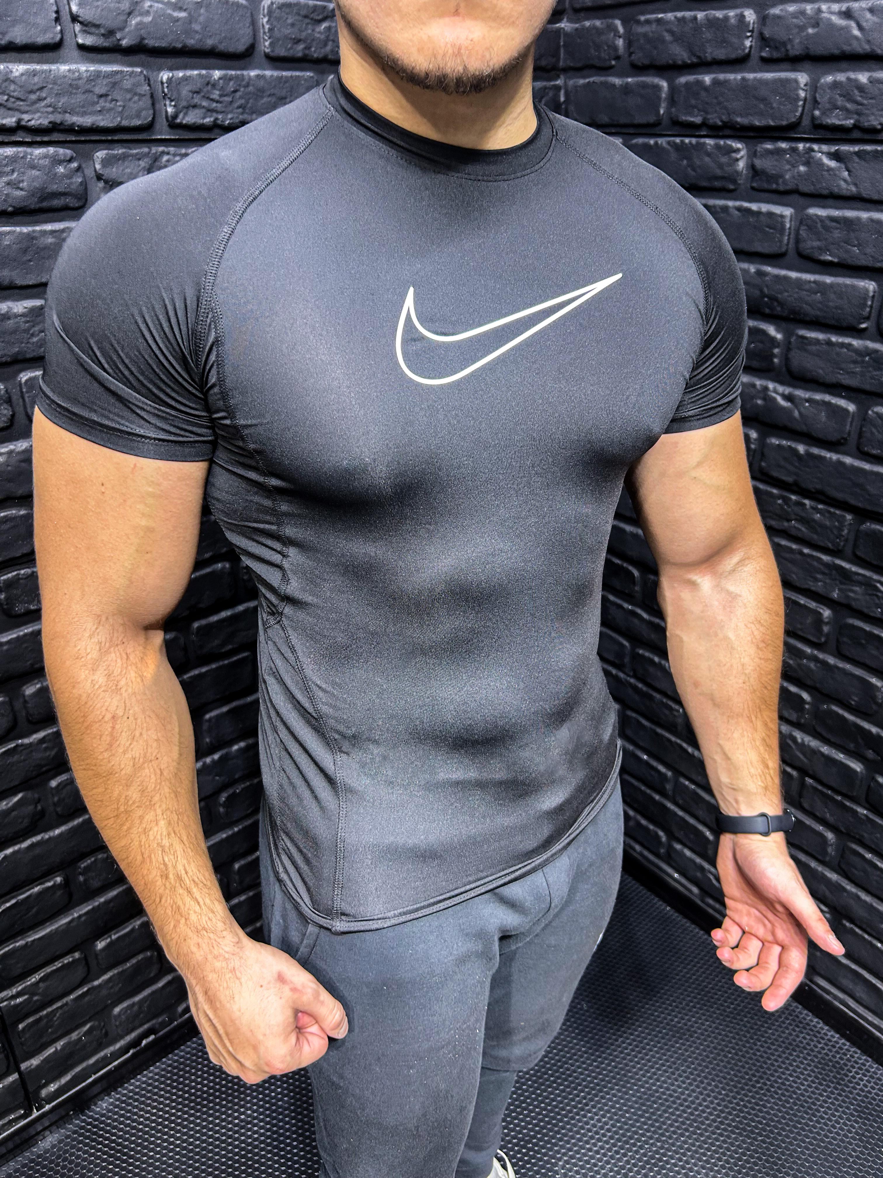 Nike Büyük Logolu Compression T-Shirt