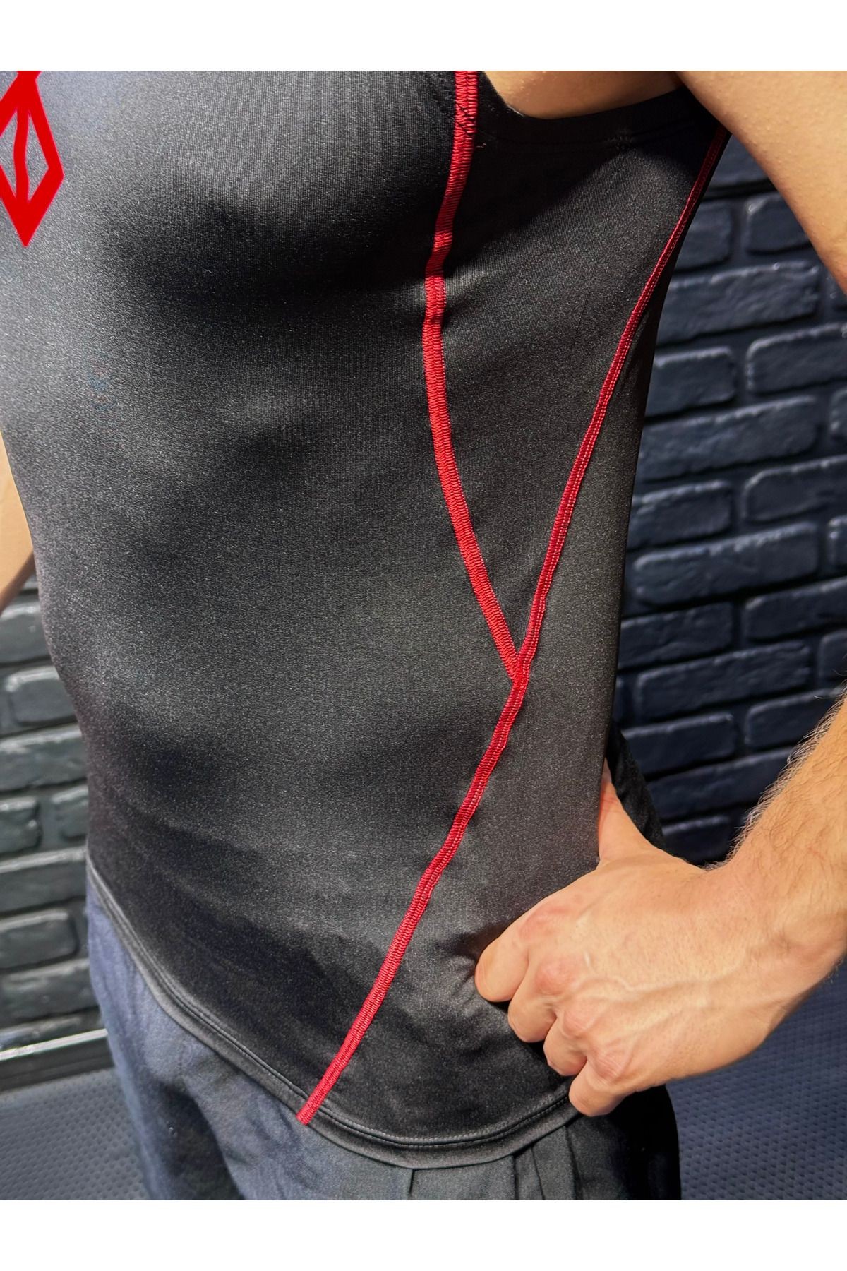 Vücuda Oturan Kırmızı Compression Berserk Baskılı Atlet – Spor & Fitness