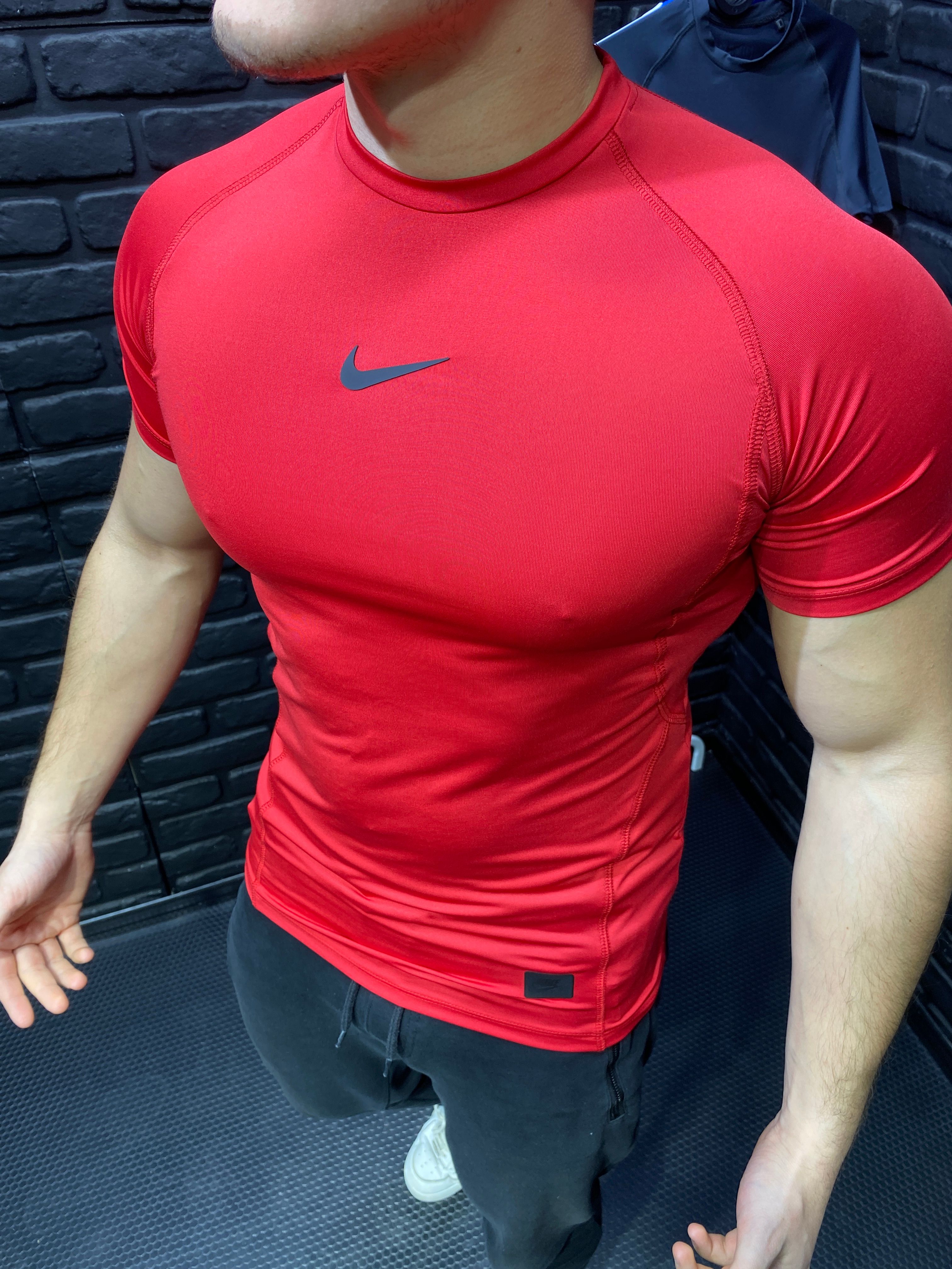 Nike Küçük Logolu Compression T-Shirt - Kırmızı