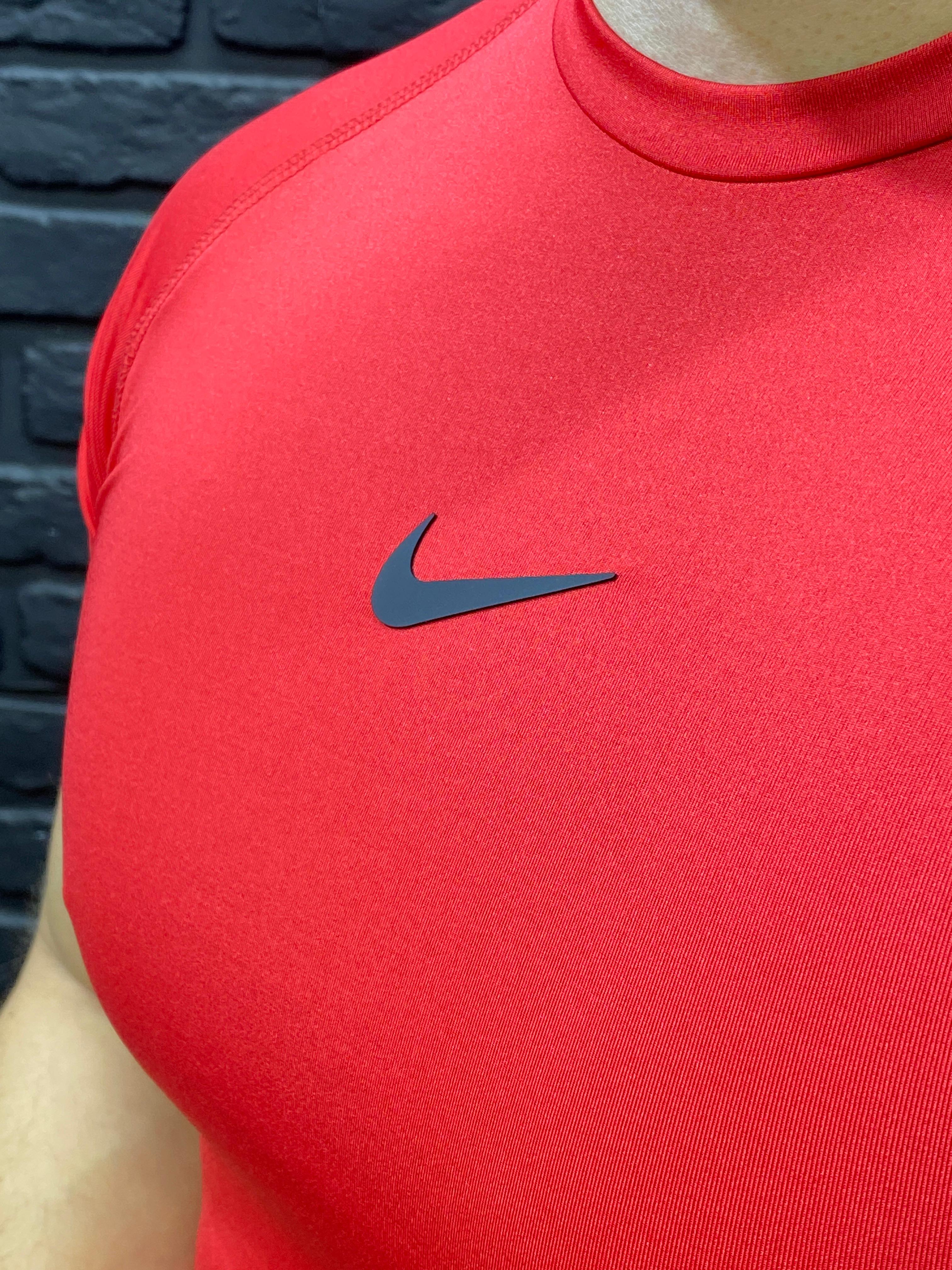 Nike Küçük Logolu Compression T-Shirt - Kırmızı