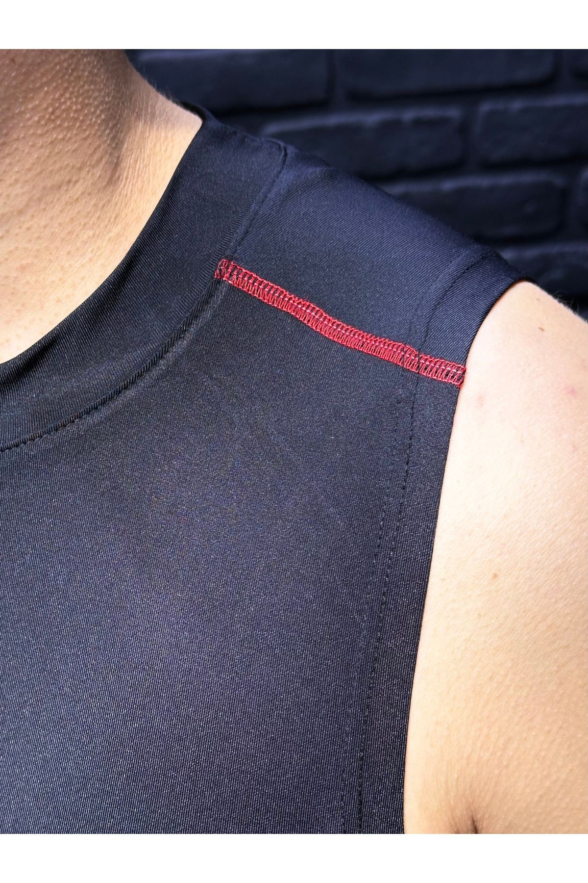Vücuda Oturan Kırmızı Compression Berserk Baskılı Atlet – Spor & Fitness