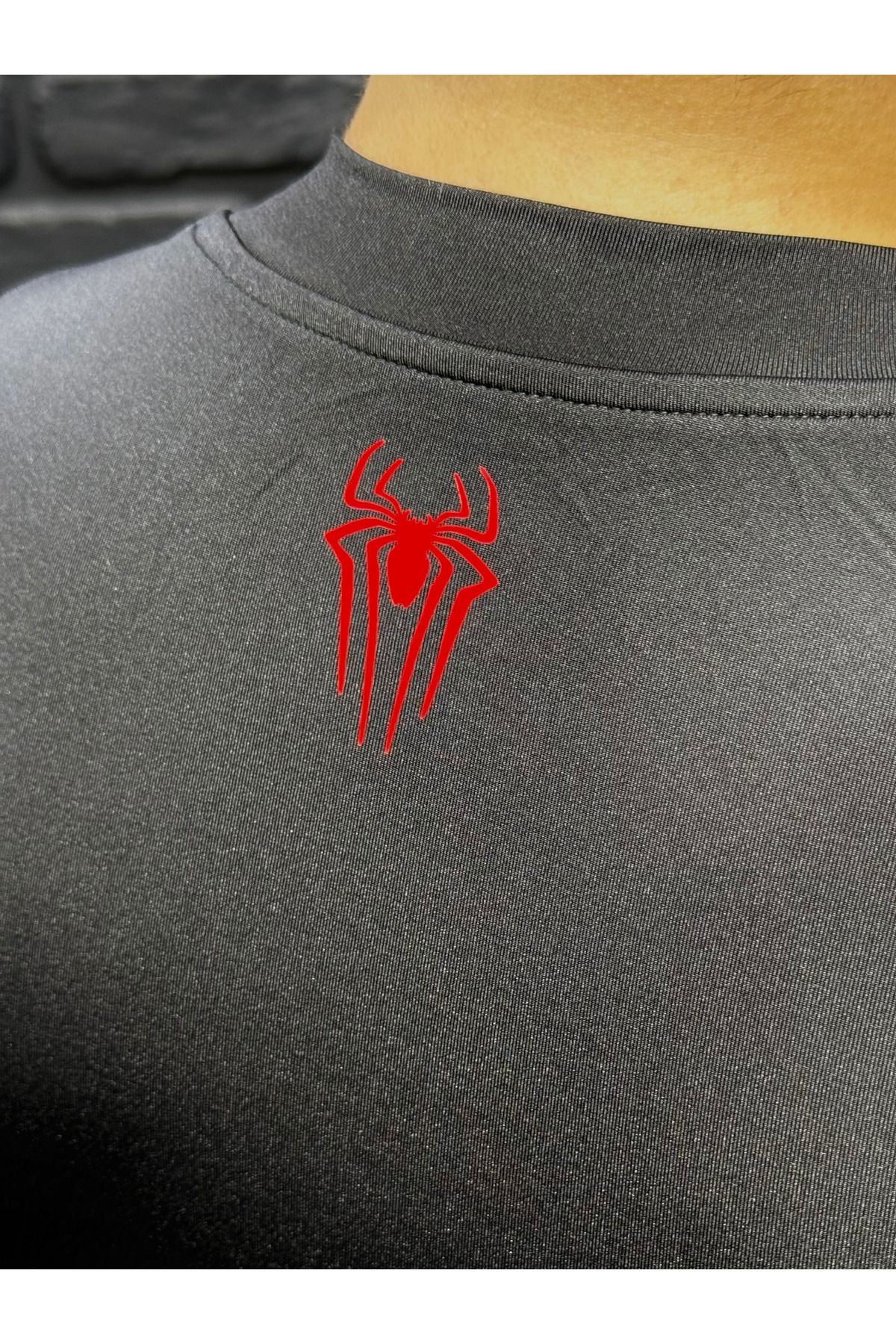Vücuda Oturan Compression Kırmızı Baskılı Siyah Atlet – Spor & Fitness