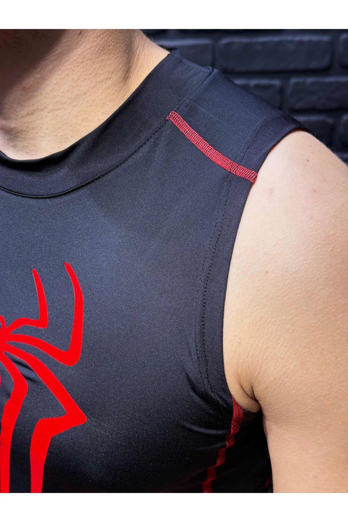 Vücuda Oturan Compression Kırmızı Baskılı Siyah Atlet – Spor & Fitness