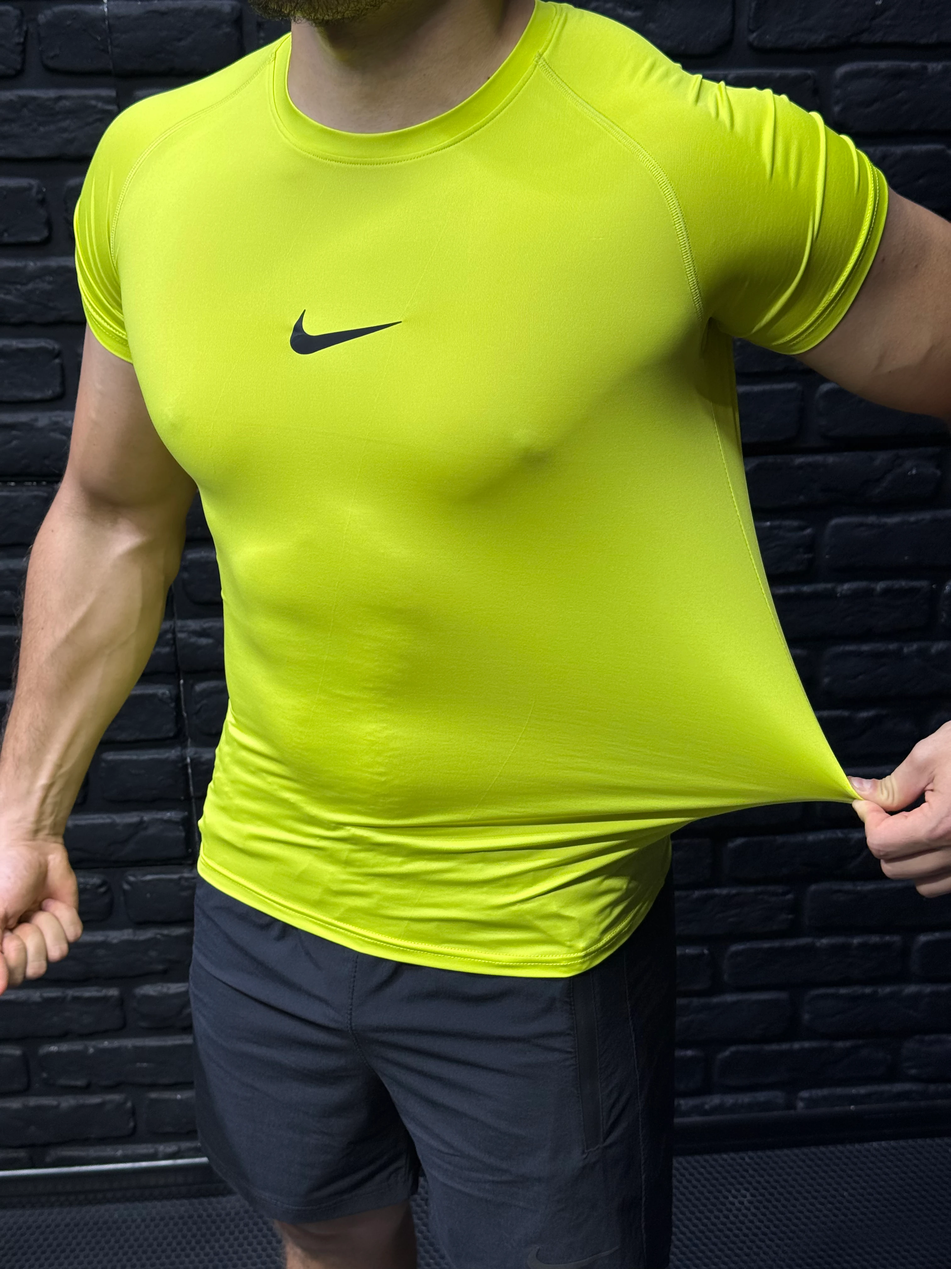 Nike Küçük Logolu Compression T-Shirt - Neon Sarı