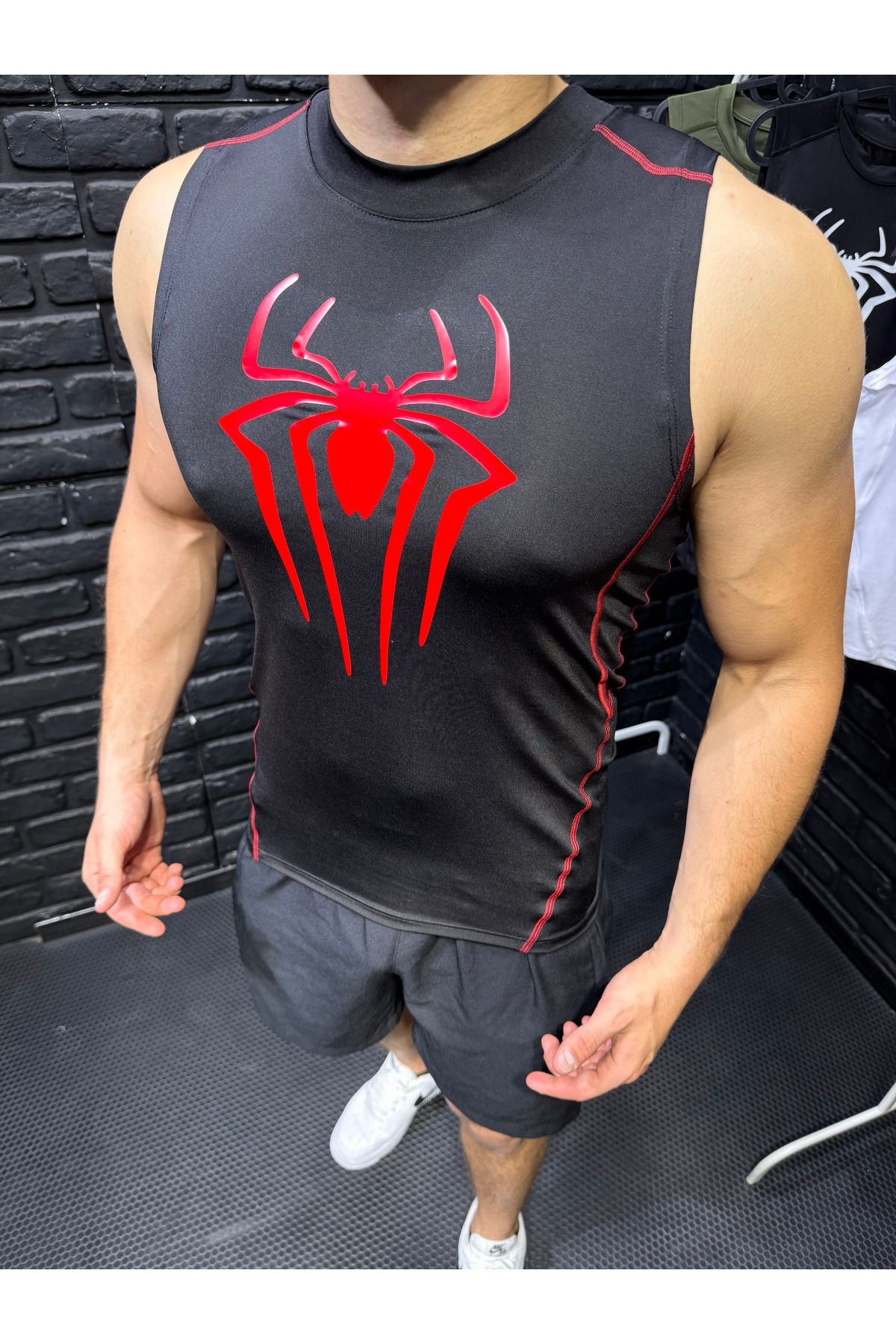Vücuda Oturan Compression Kırmızı Baskılı Siyah Atlet – Spor & Fitness