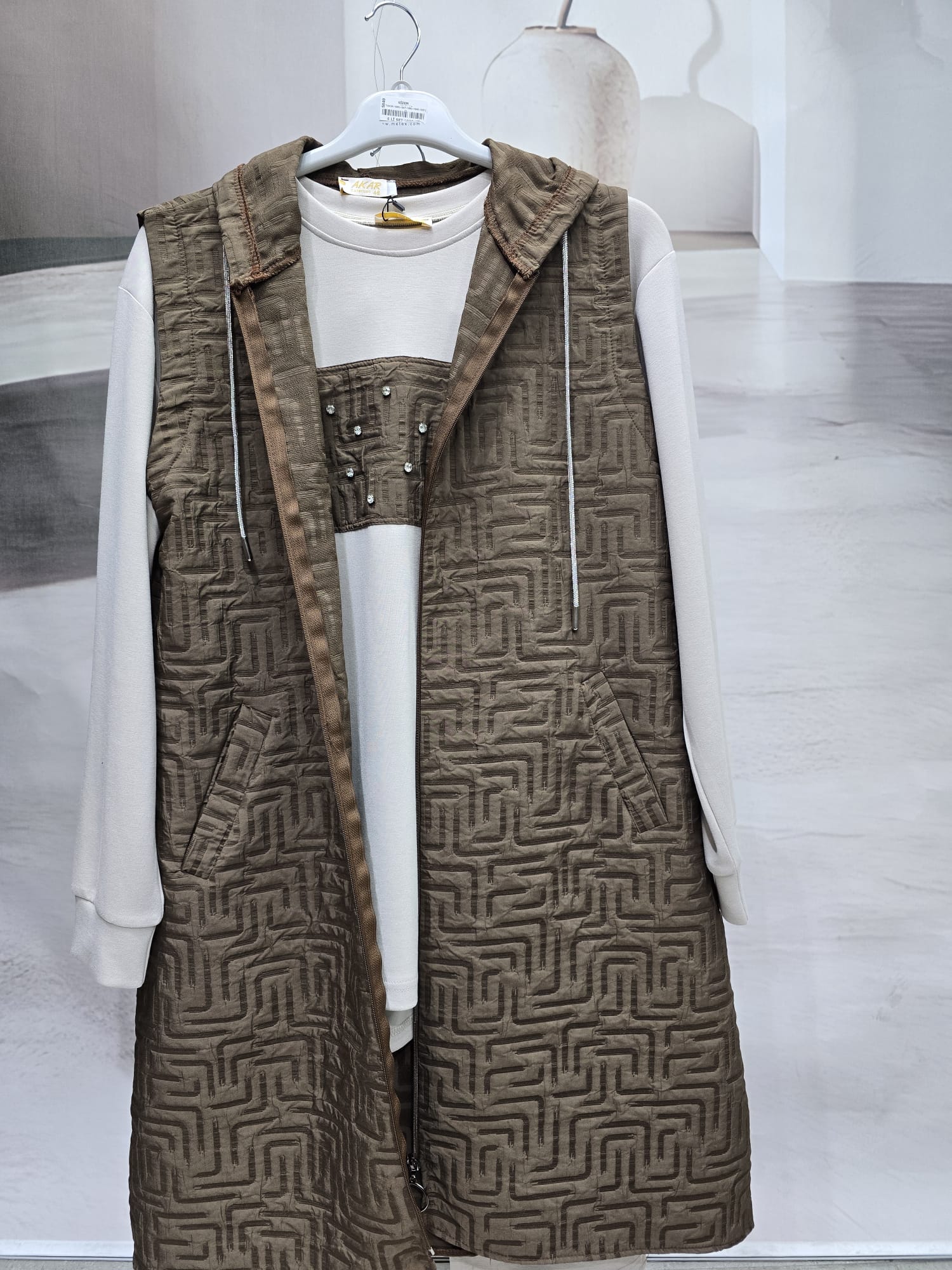 Kapüşonlu Üçlü Pantolonlu Takım