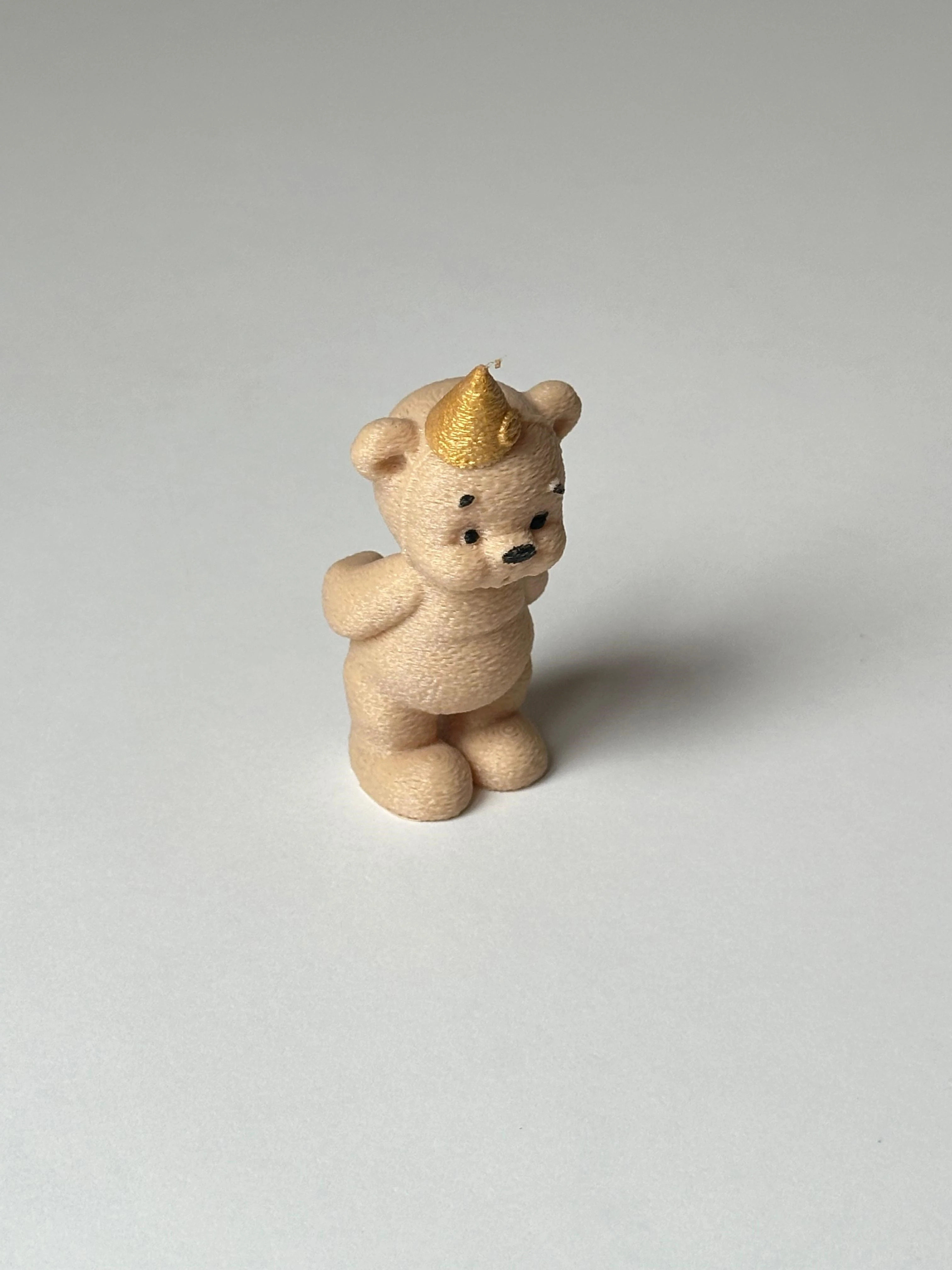 Pasta Üstü Hazır Figür - Mum Üfleyen Ayıcık Krem 8 cm